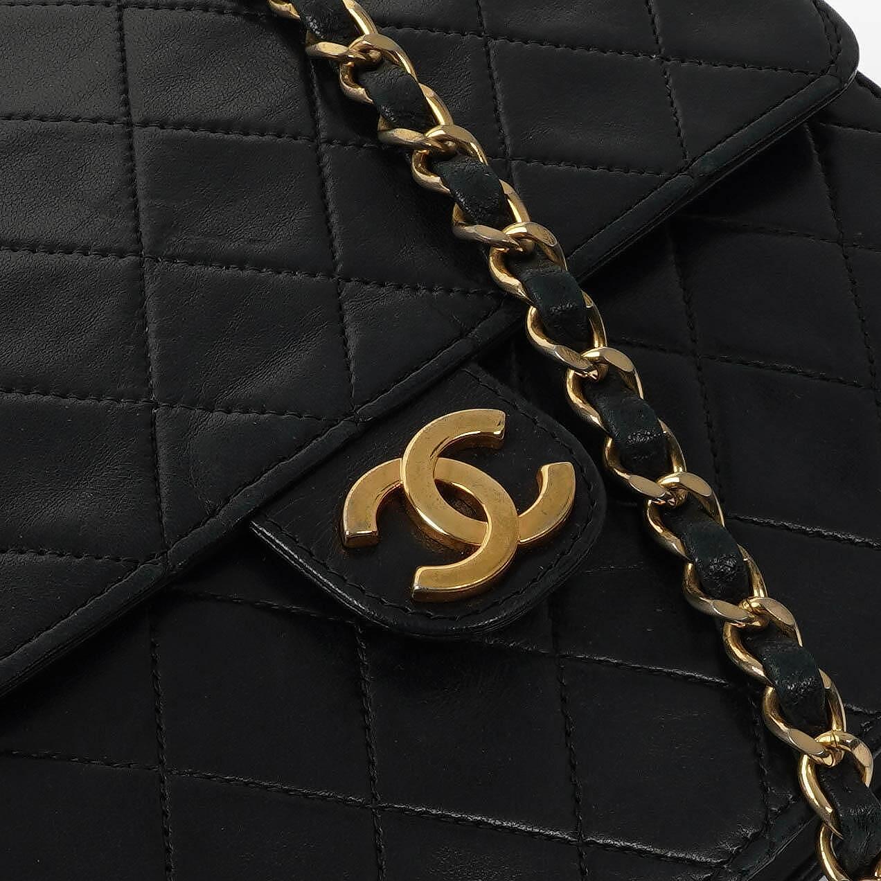 Chanel Small Classic Flap Bag aus Lammleder mit goldfarbener Hardware