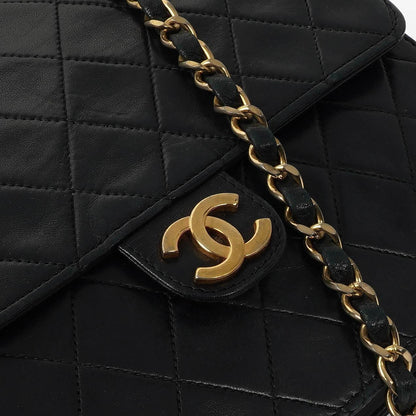 Chanel Small Classic Flap Bag aus Lammleder mit goldfarbener Hardware