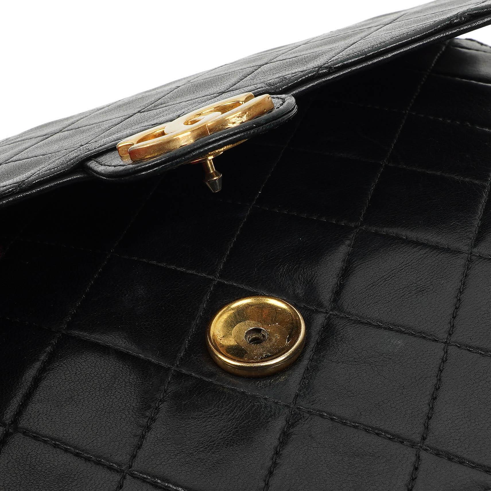 Chanel Small Classic Flap Bag aus Lammleder mit goldfarbener Hardware