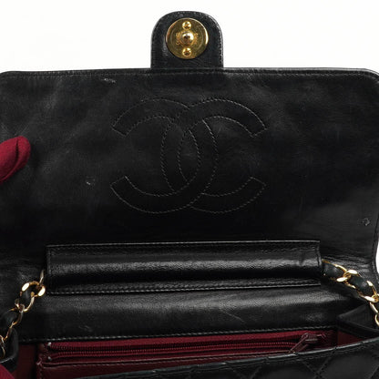 Chanel Small Classic Flap Bag aus Lammleder mit goldfarbener Hardware