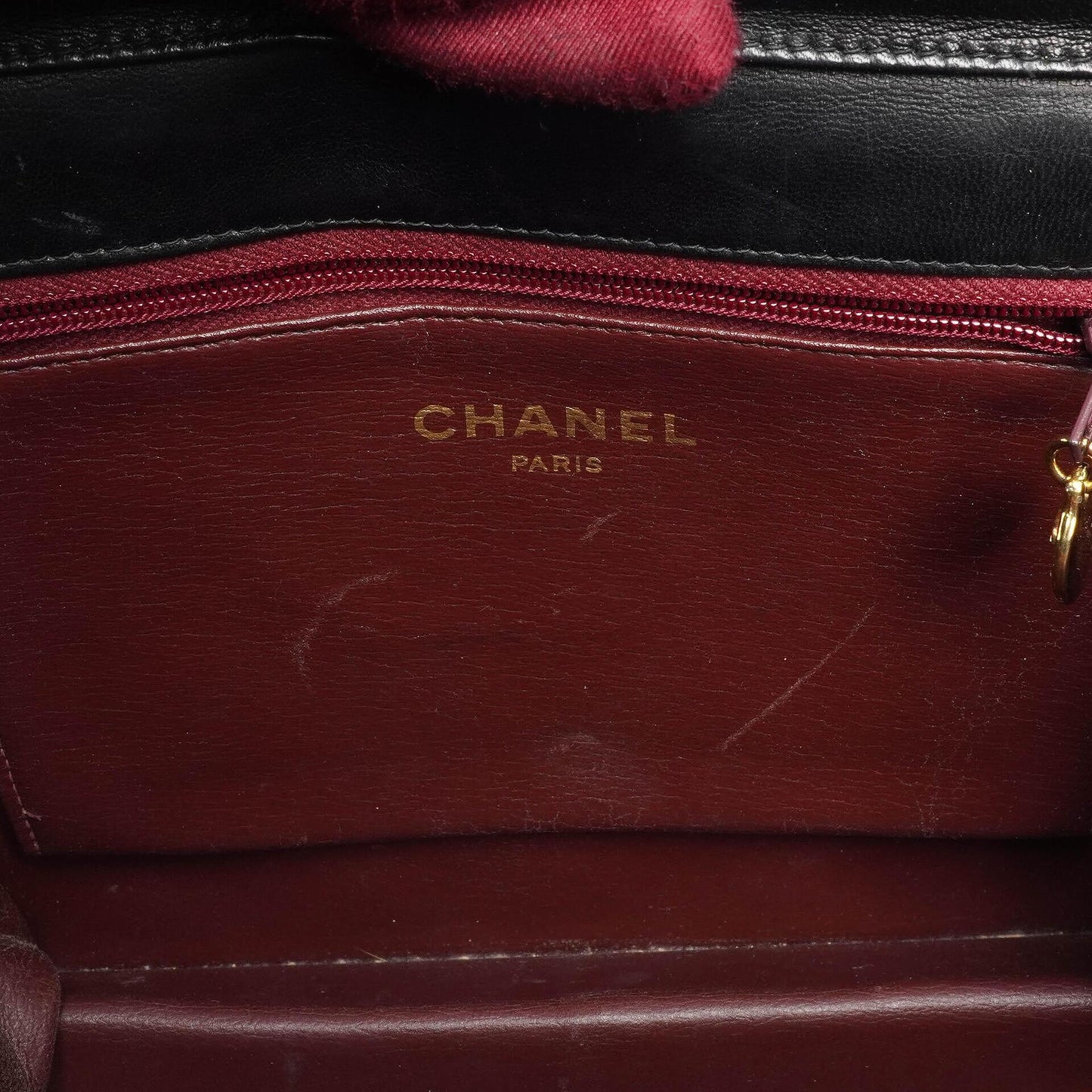 Chanel Small Classic Flap Bag aus Lammleder mit goldfarbener Hardware