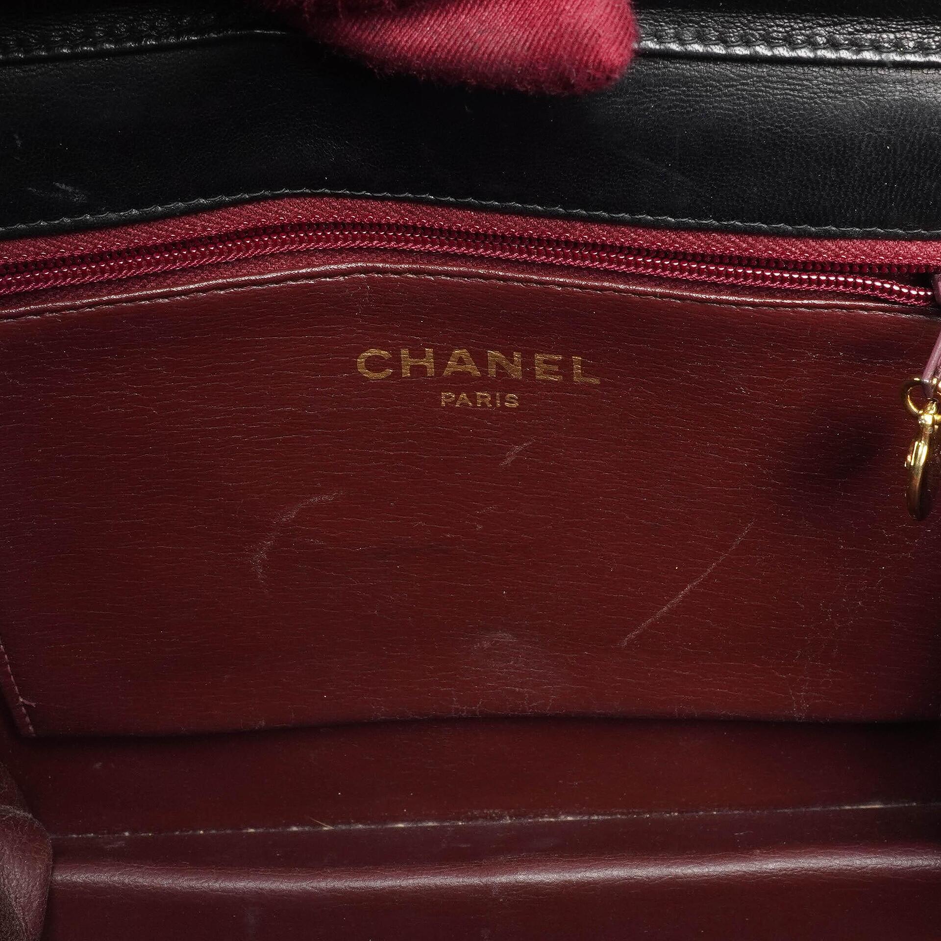 Chanel Small Classic Flap Bag aus Lammleder mit goldfarbener Hardware