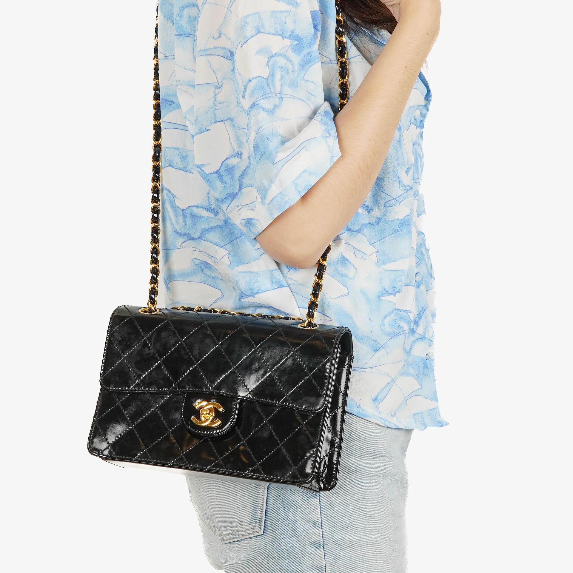 Chanel Kleine Classic Single Flap Tasche aus schwarzem gestepptem Lackleder mit 24K vergoldeter Hardware