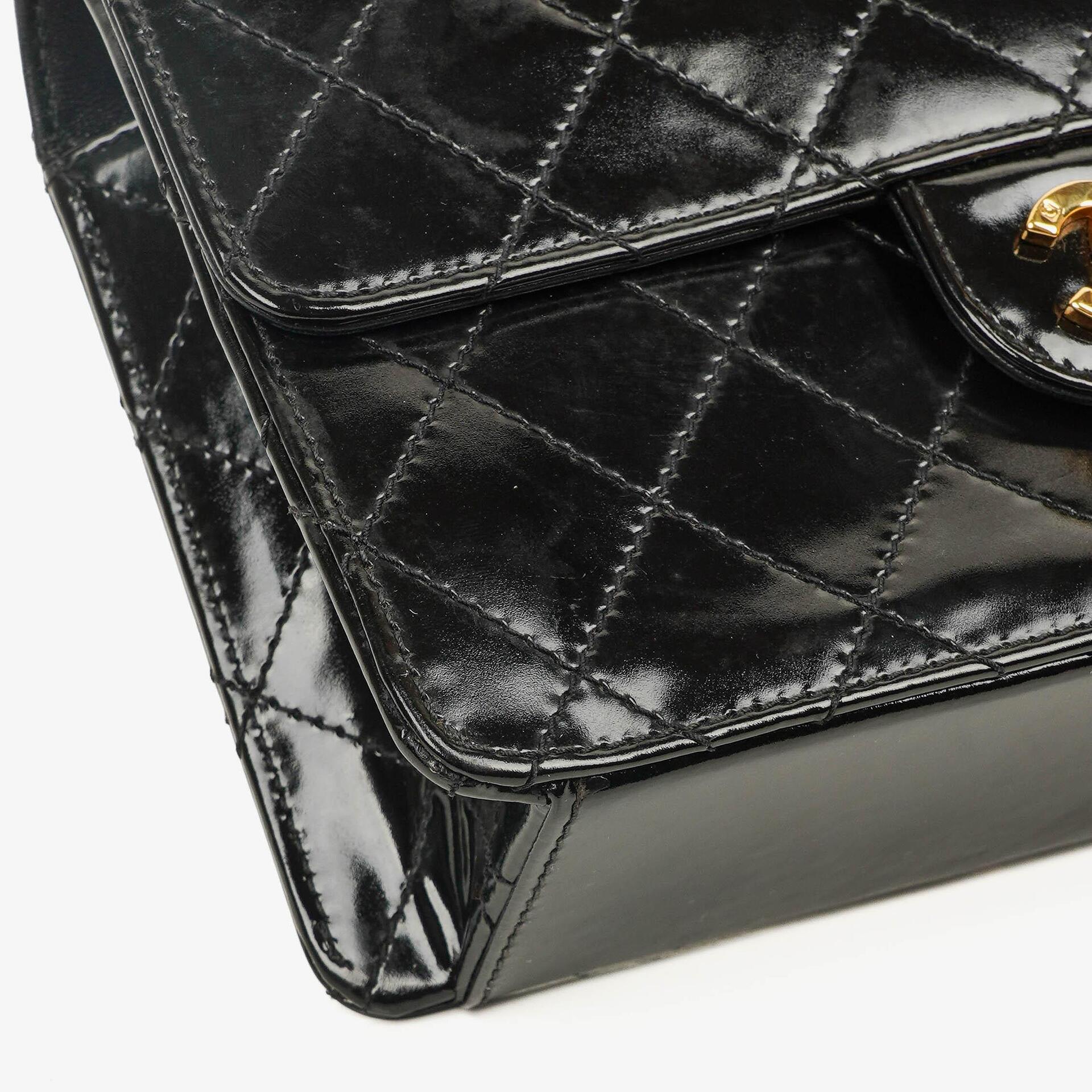 Chanel Kleine Classic Single Flap Tasche aus schwarzem gestepptem Lackleder mit 24K vergoldeter Hardware
