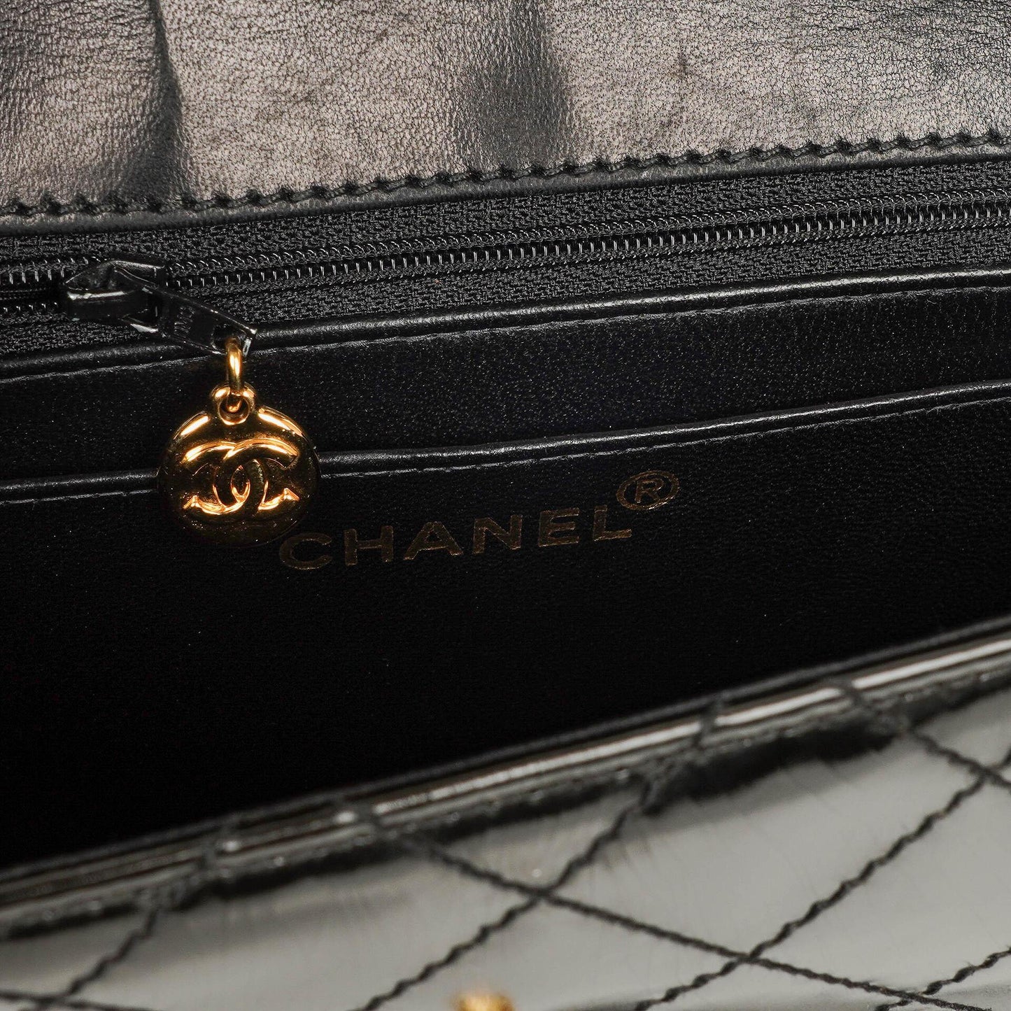 Chanel Kleine Classic Single Flap Tasche aus schwarzem gestepptem Lackleder mit 24K vergoldeter Hardware