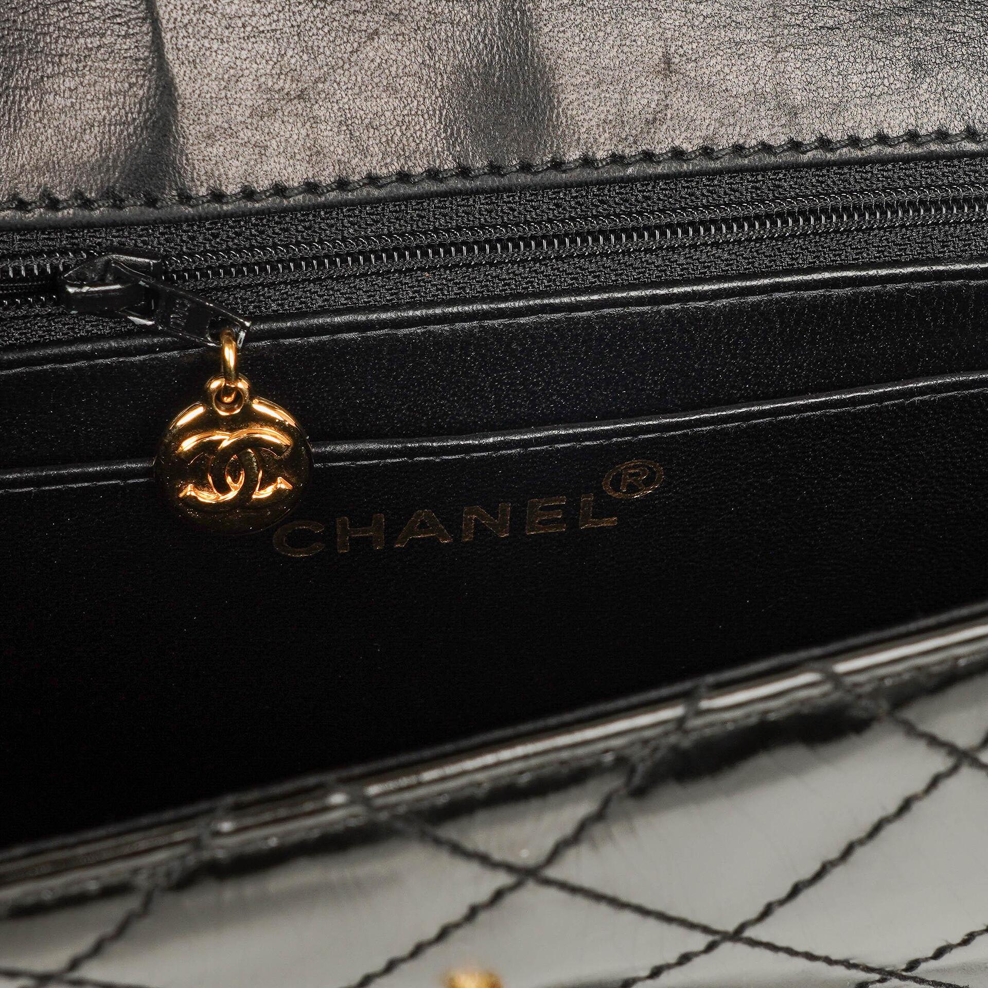 Chanel Kleine Classic Single Flap Tasche aus schwarzem gestepptem Lackleder mit 24K vergoldeter Hardware