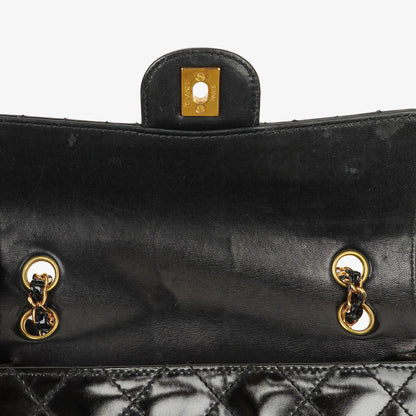 Chanel Kleine Classic Single Flap Tasche aus schwarzem gestepptem Lackleder mit 24K vergoldeter Hardware