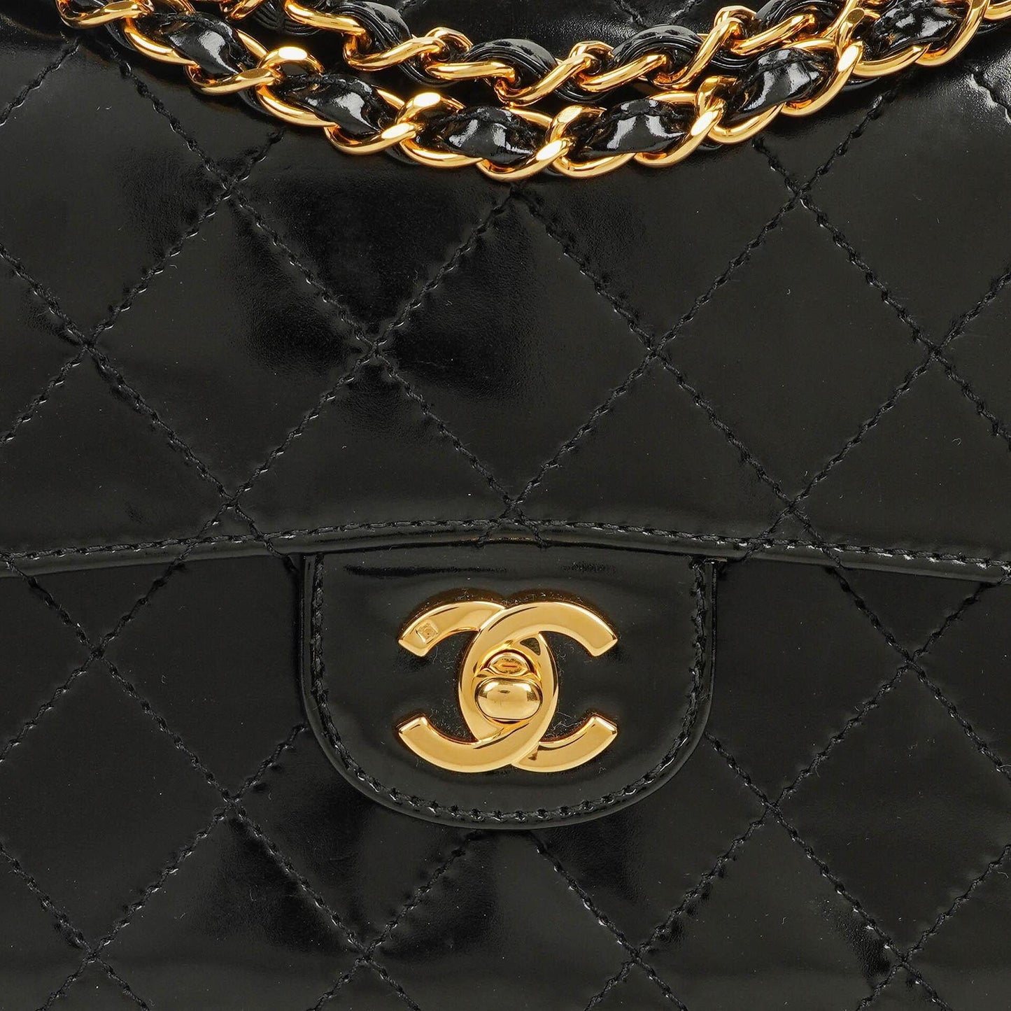Chanel Kleine Classic Single Flap Tasche aus schwarzem gestepptem Lackleder mit 24K vergoldeter Hardware