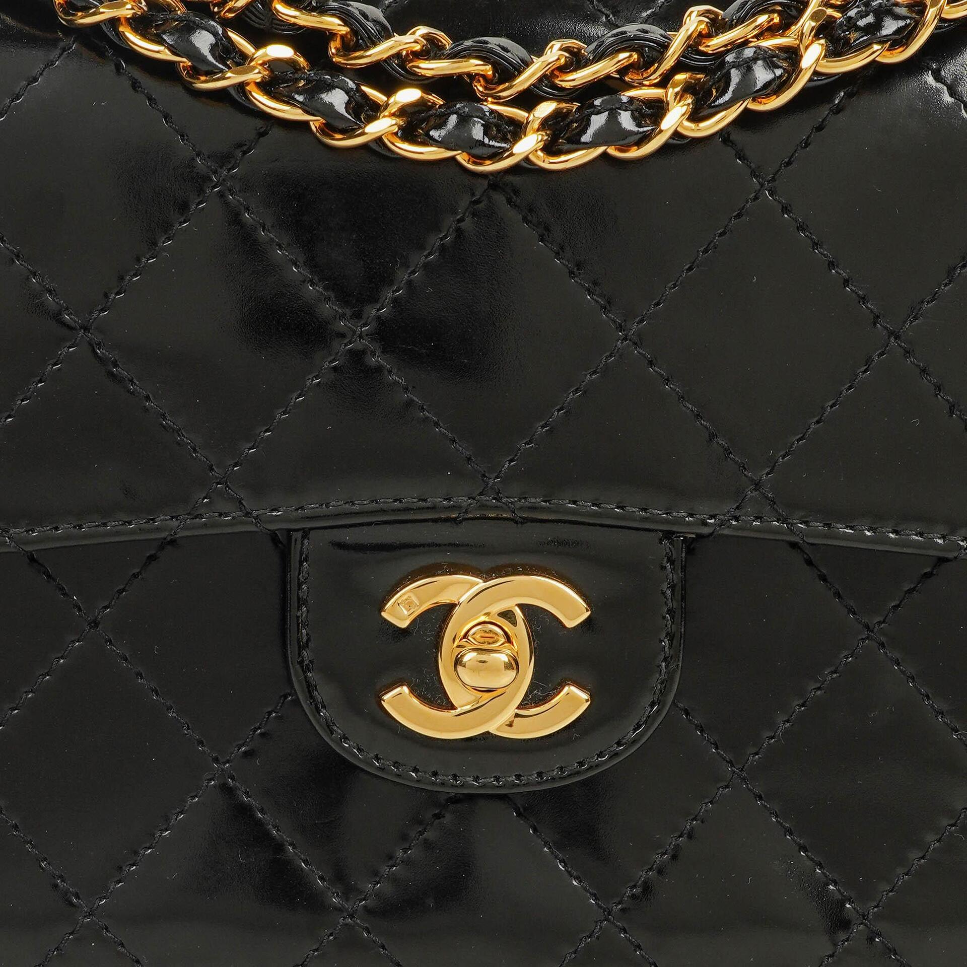 Chanel Kleine Classic Single Flap Tasche aus schwarzem gestepptem Lackleder mit 24K vergoldeter Hardware