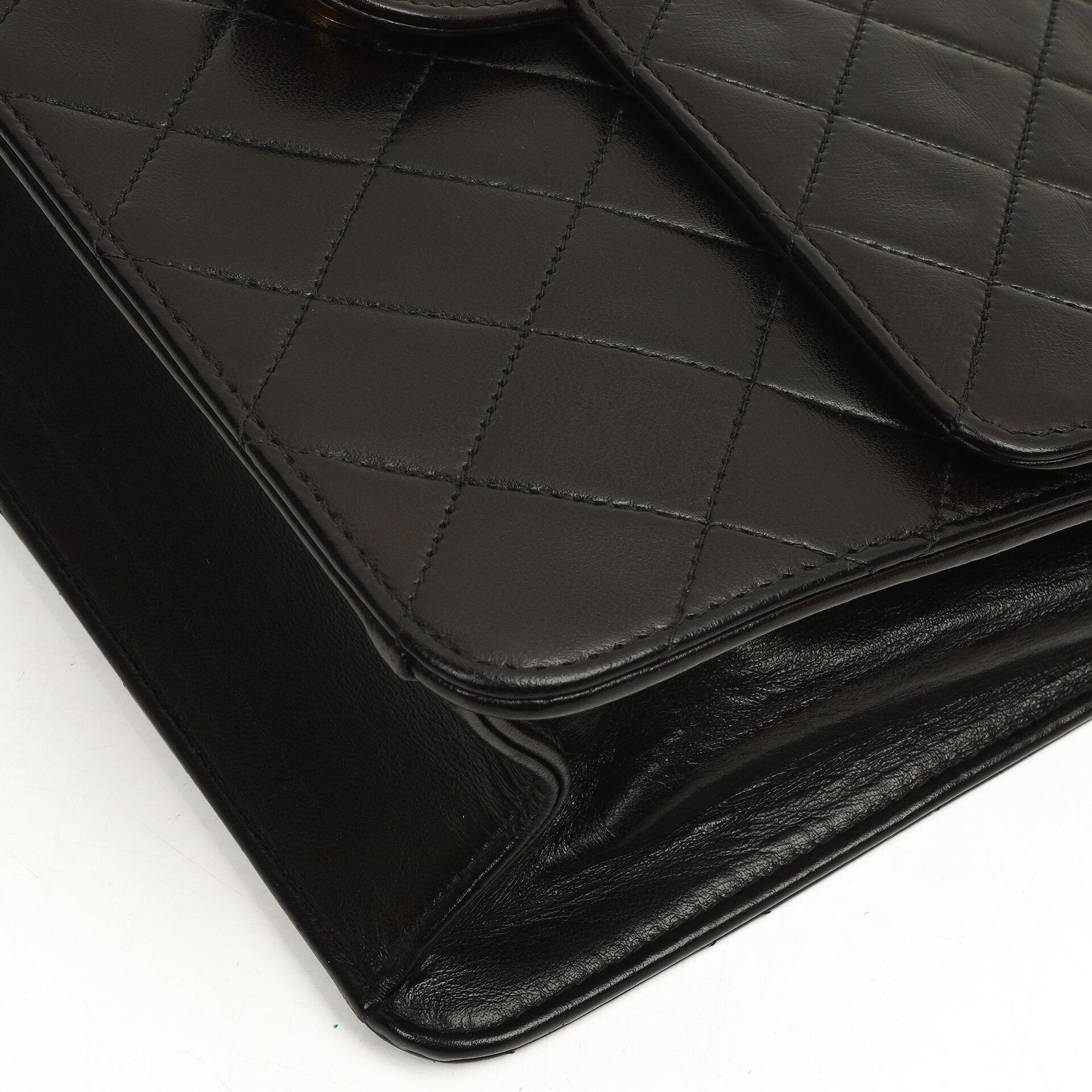 Chanel Kleine klassische Einzelklappen-Tasche Schwarz gestepptes Lammleder mit 24K goldplattierter Hardware