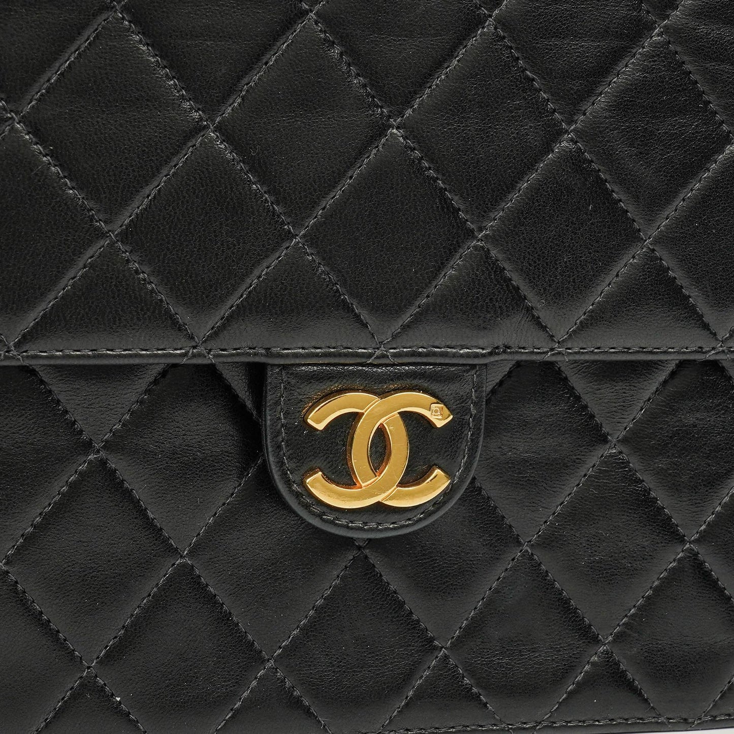 Chanel Kleine Classic Single Flap Tasche aus schwarzem gestepptem Lammleder mit 24K vergoldeten Beschlägen