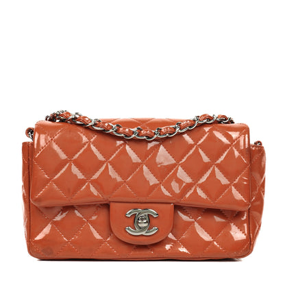 Chanel Small Classic Single Flap Tasche aus gestepptem Lackleder mit silberfarbenen Beschlägen