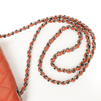 Chanel Small Classic Single Flap Tasche aus gestepptem Lackleder mit silberfarbenen Beschlägen