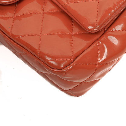 Chanel Small Classic Single Flap Tasche aus gestepptem Lackleder mit silberfarbenen Beschlägen