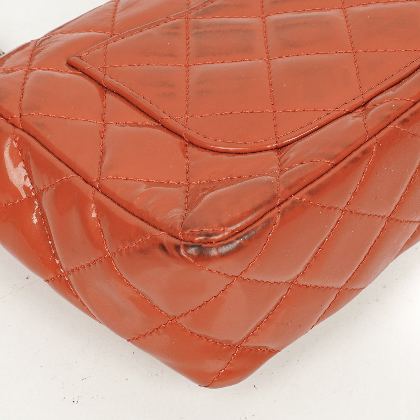 Chanel Small Classic Single Flap Tasche aus gestepptem Lackleder mit silberfarbenen Beschlägen