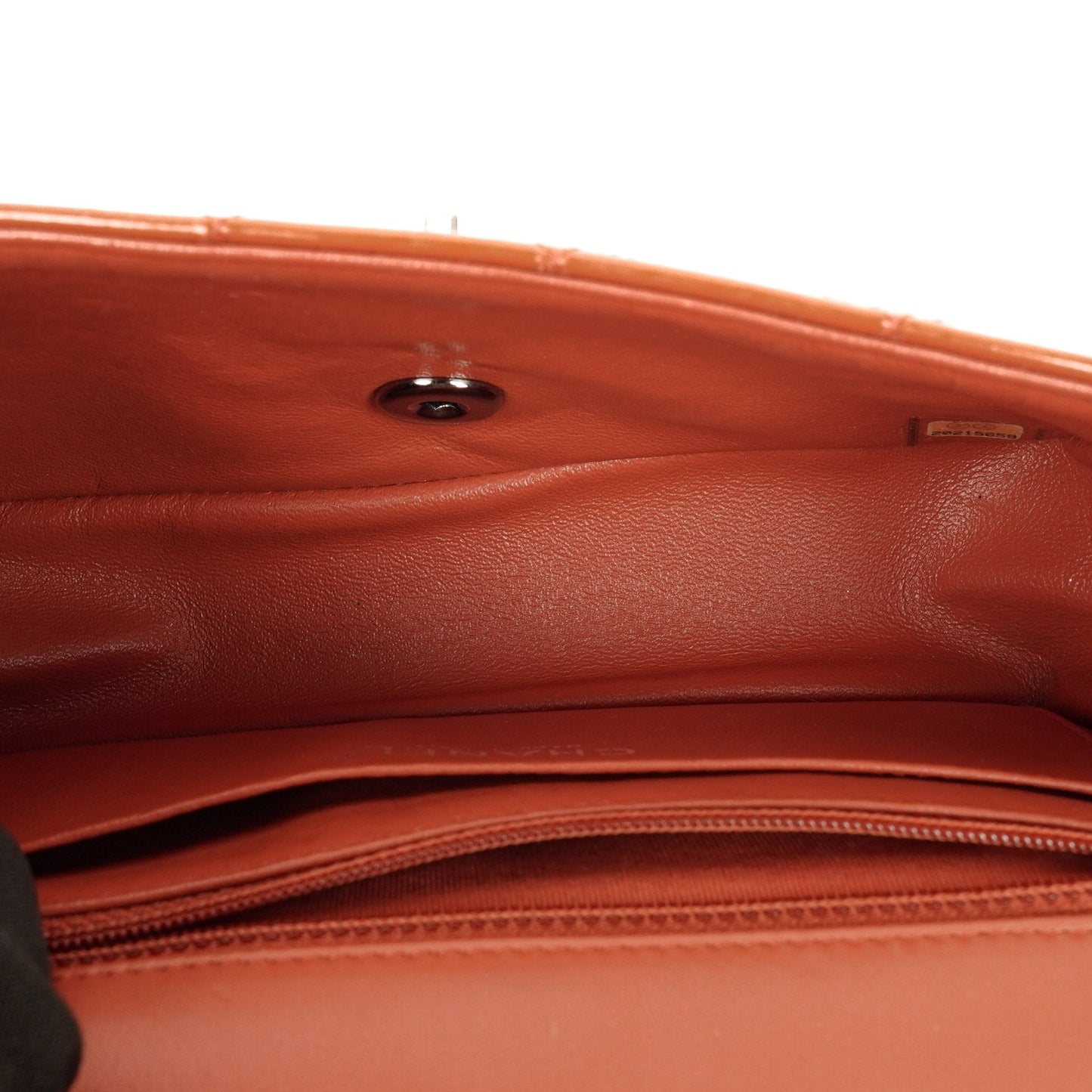 Chanel Small Classic Single Flap Tasche aus gestepptem Lackleder mit silberfarbenen Beschlägen