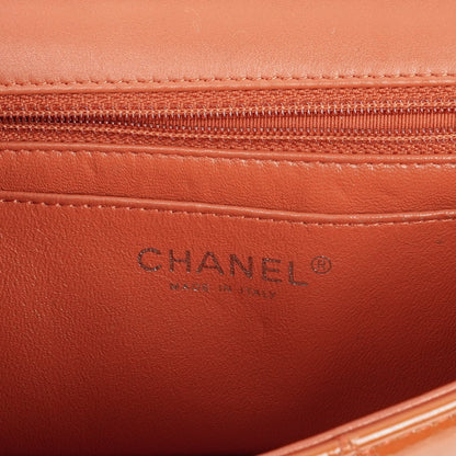 Chanel Small Classic Single Flap Tasche aus gestepptem Lackleder mit silberfarbenen Beschlägen