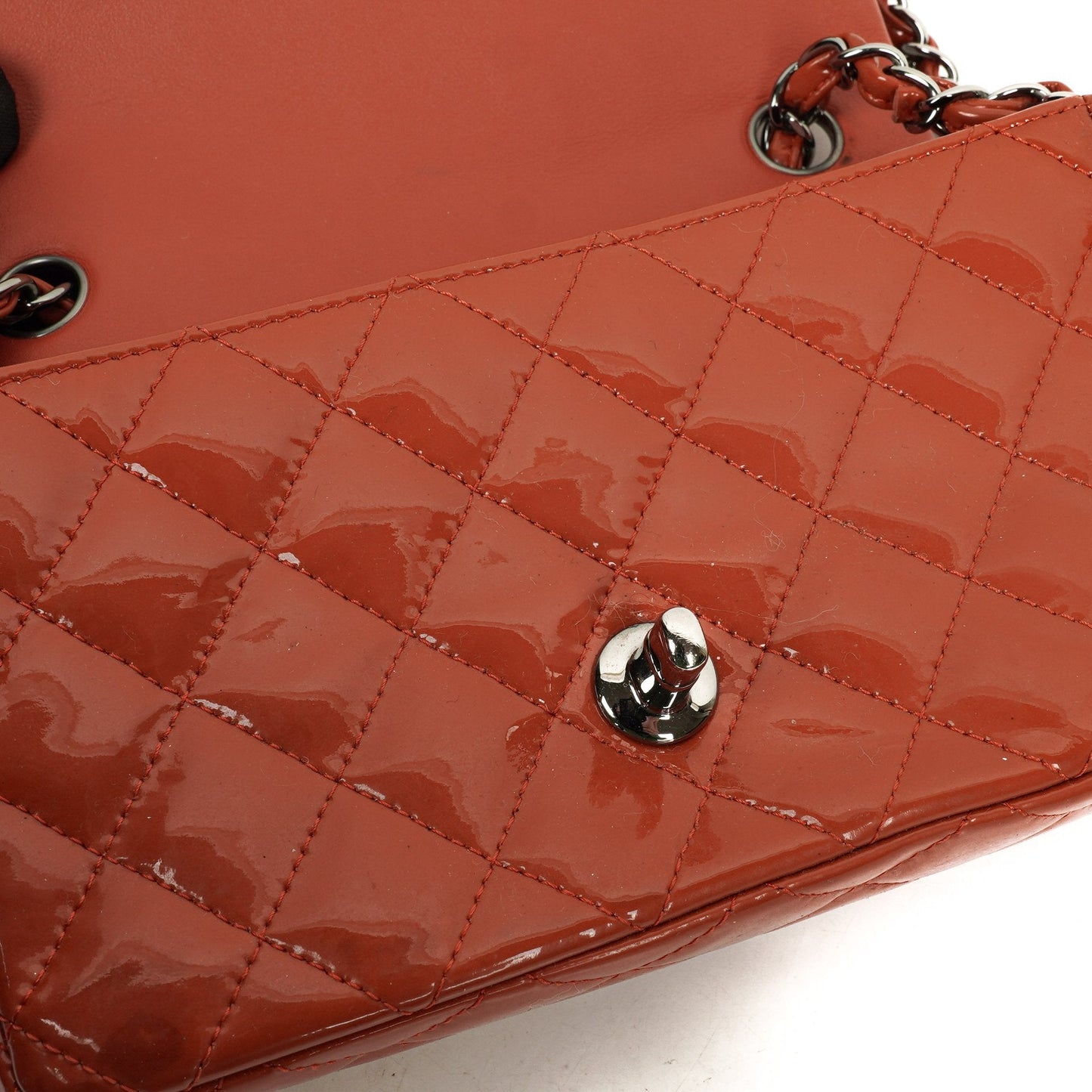 Chanel Small Classic Single Flap Tasche aus gestepptem Lackleder mit silberfarbenen Beschlägen