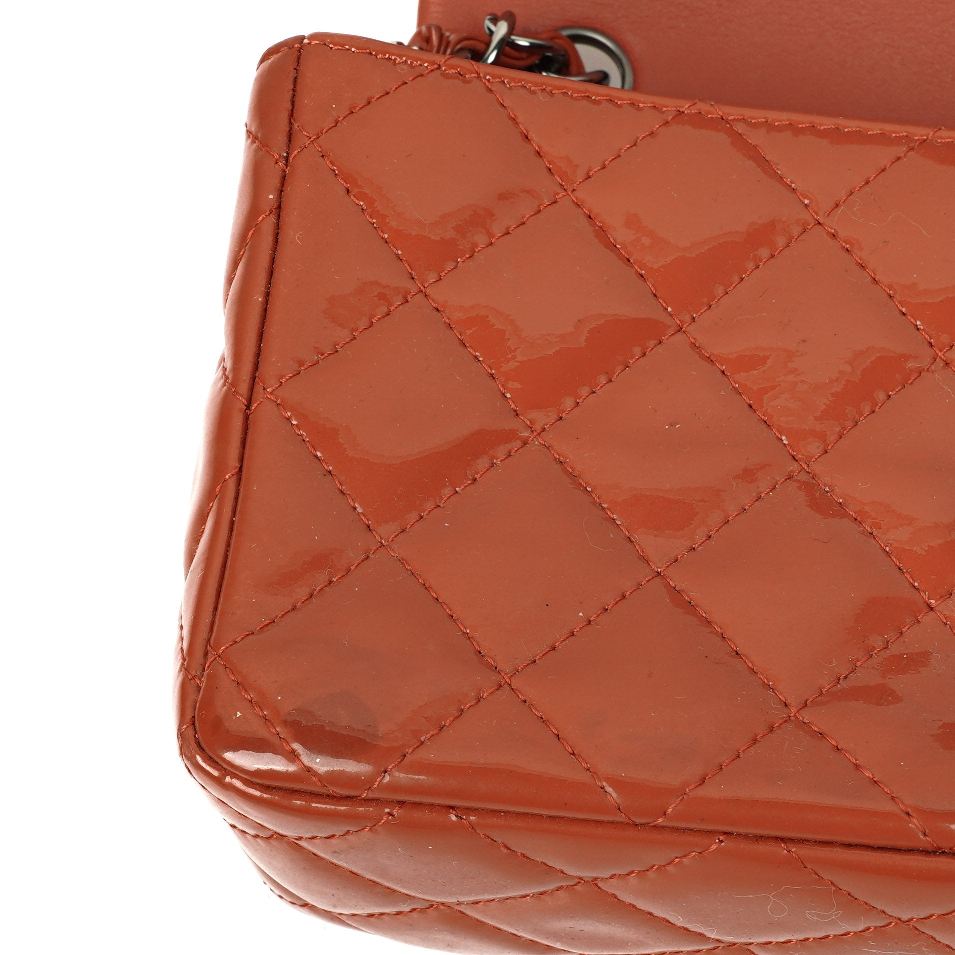 Chanel Small Classic Single Flap Tasche aus gestepptem Lackleder mit silberfarbenen Beschlägen