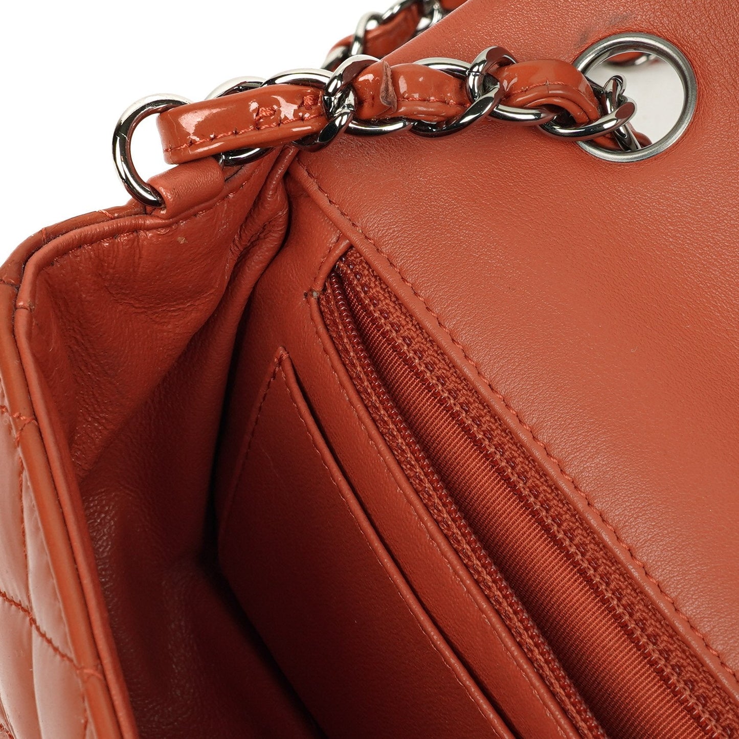 Chanel Small Classic Single Flap Tasche aus gestepptem Lackleder mit silberfarbenen Beschlägen