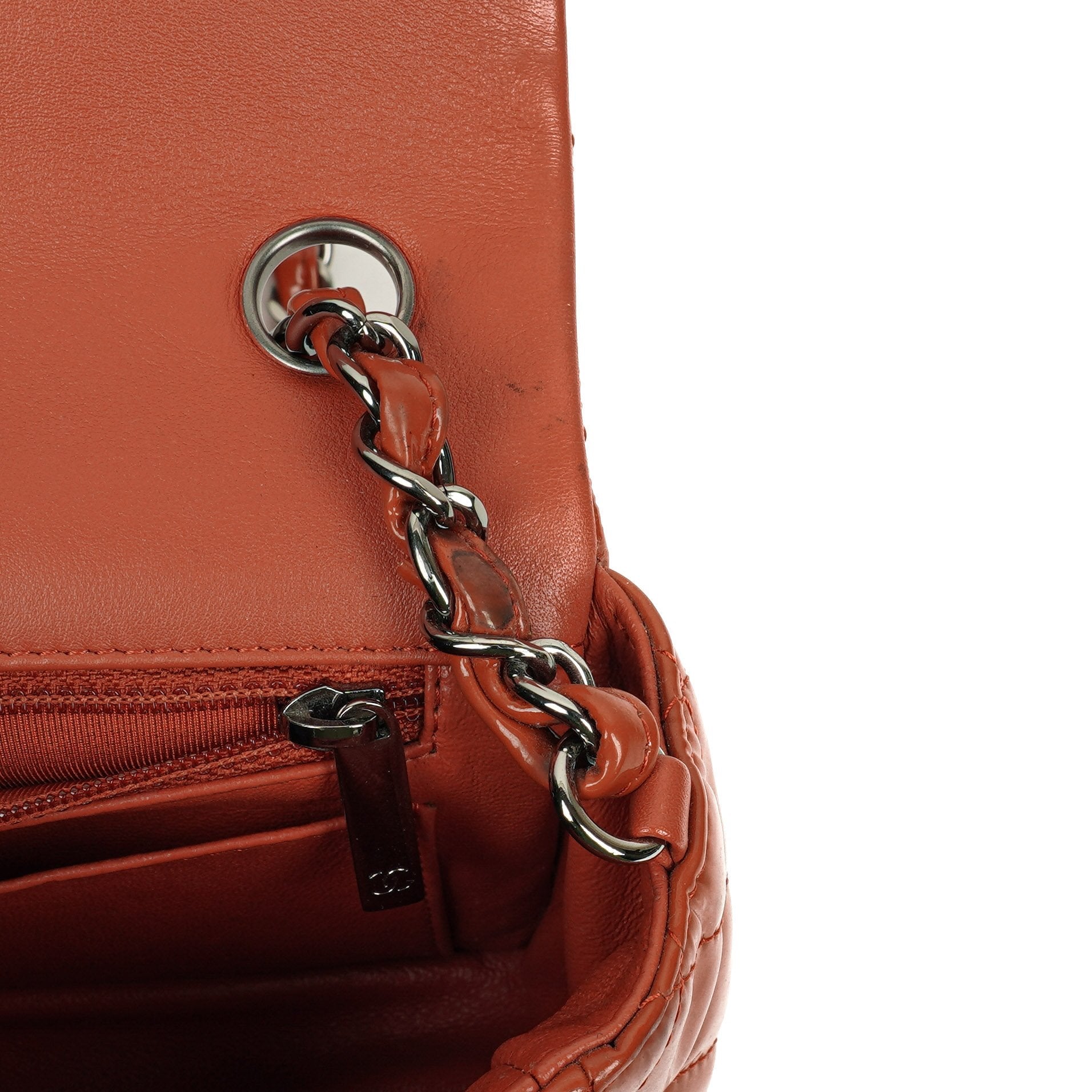 Chanel Small Classic Single Flap Tasche aus gestepptem Lackleder mit silberfarbenen Beschlägen