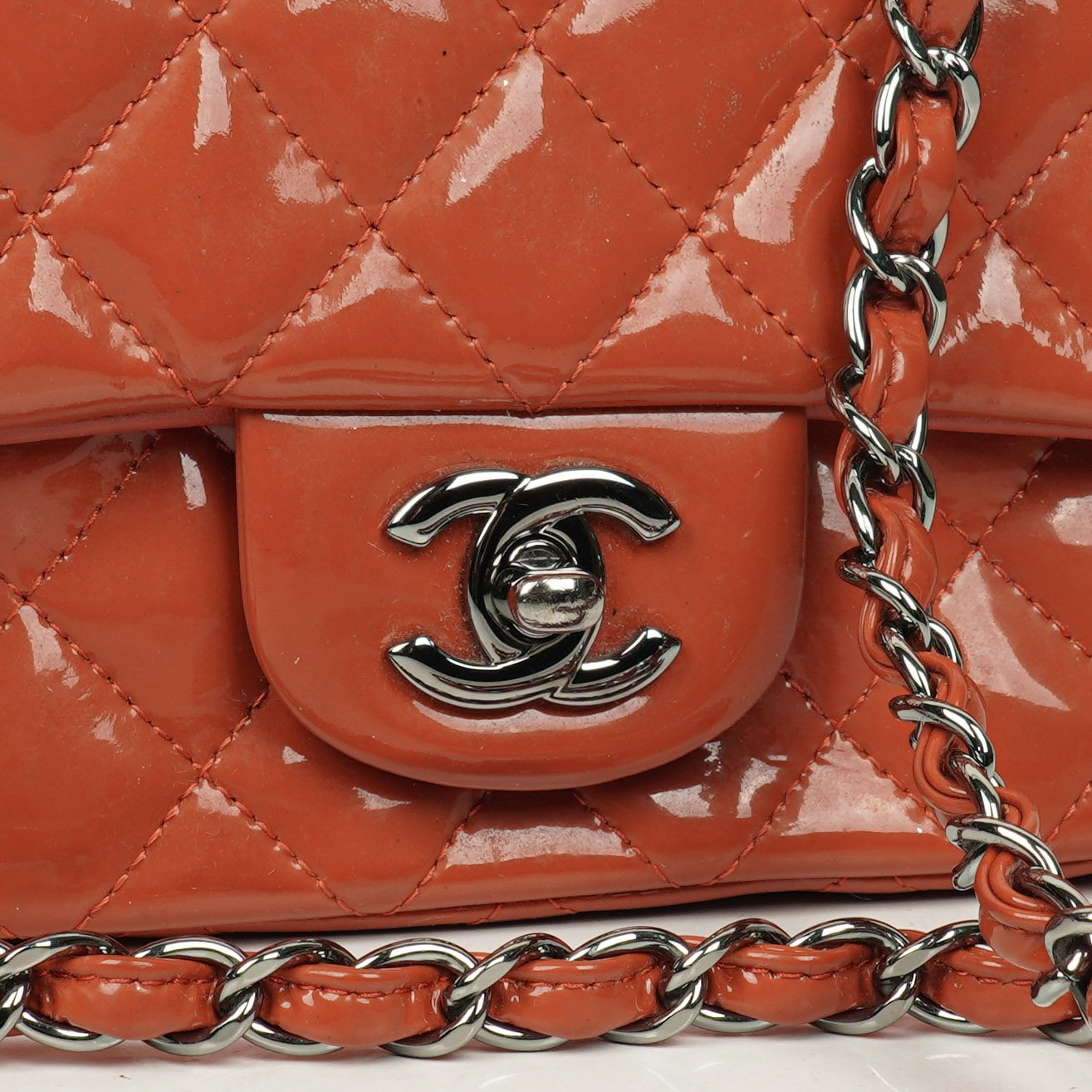 Chanel Small Classic Single Flap Tasche aus gestepptem Lackleder mit silberfarbenen Beschlägen