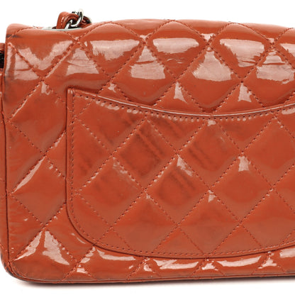 Chanel Small Classic Single Flap Tasche aus gestepptem Lackleder mit silberfarbenen Beschlägen