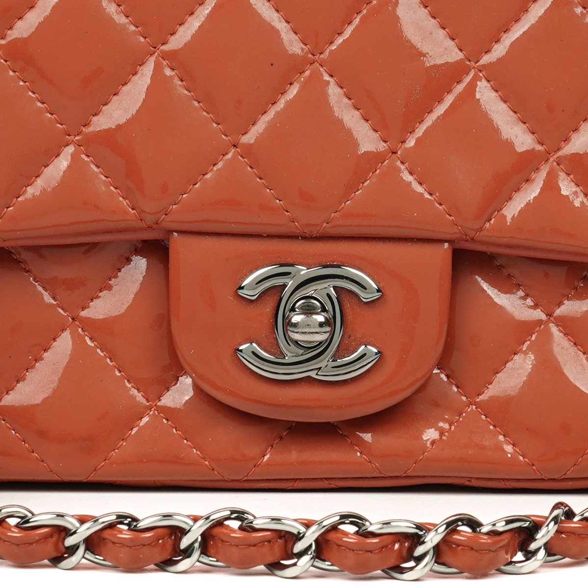 Chanel Small Classic Single Flap Tasche aus gestepptem Lackleder mit silberfarbenen Beschlägen