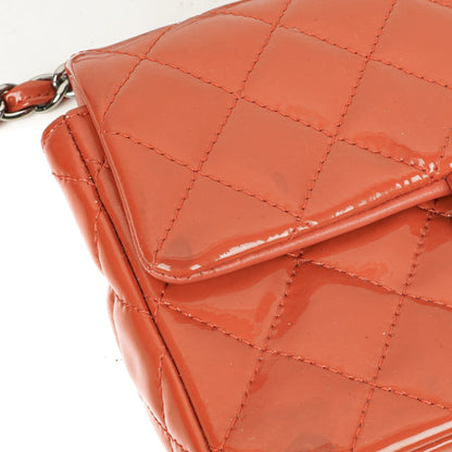Chanel Small Classic Single Flap Tasche aus gestepptem Lackleder mit silberfarbenen Beschlägen