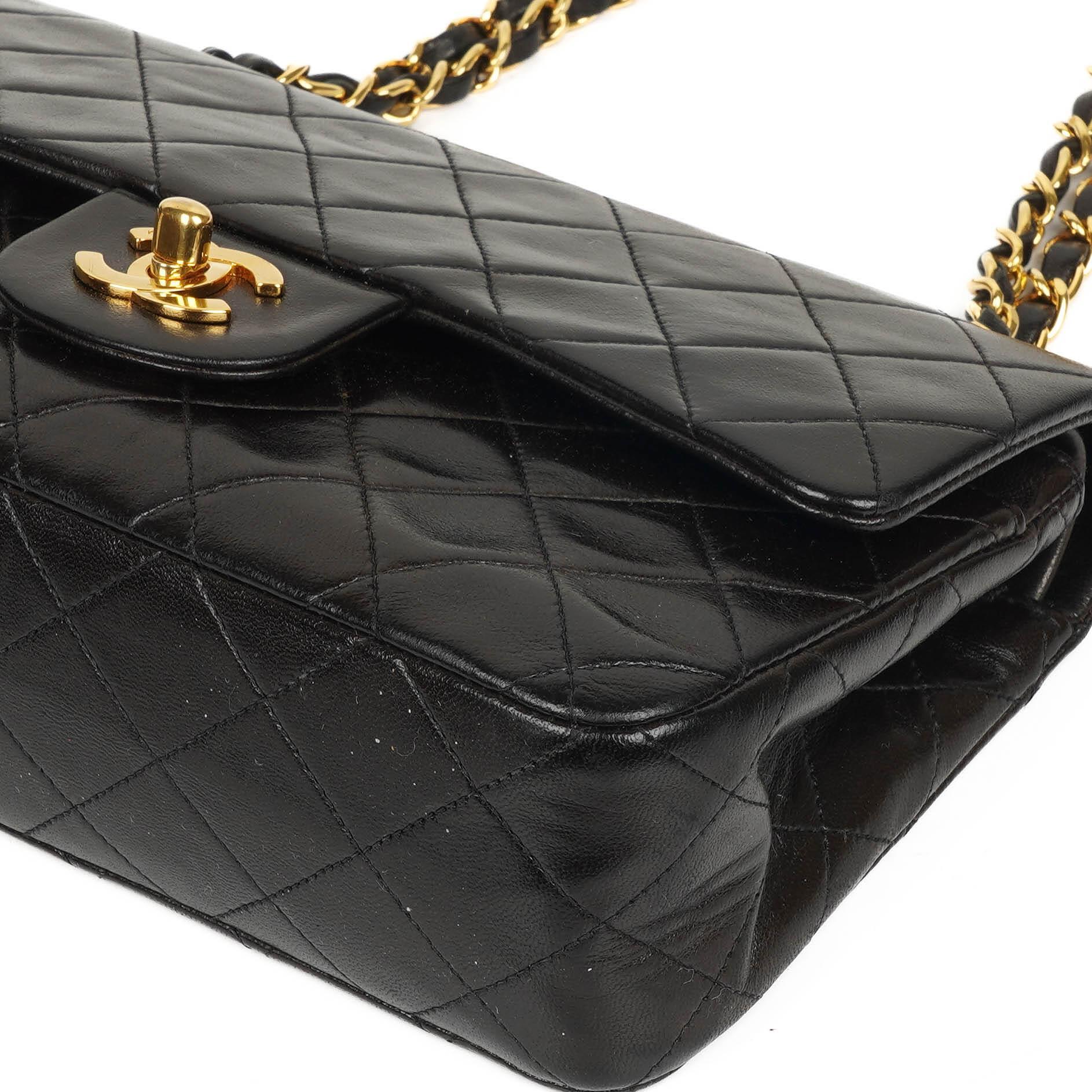 Chanel Small Classic Vintage Double Flap Bag aus schwarzem gestepptem Lammleder mit 24K goldplattierter Hardware