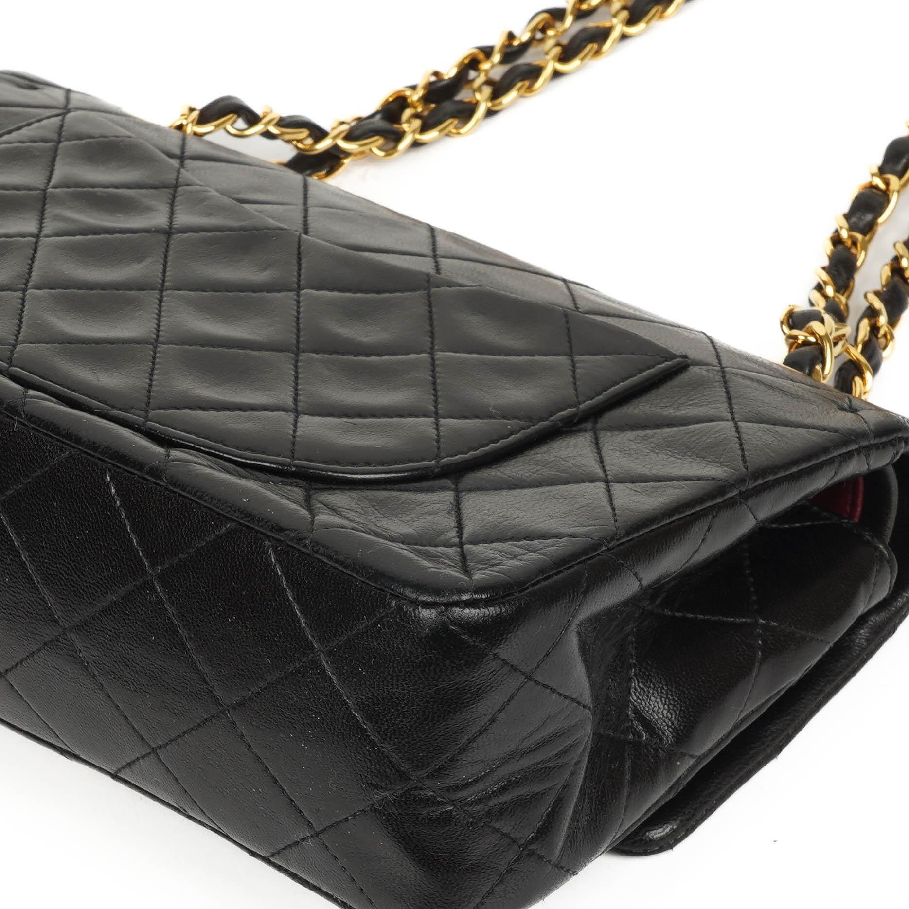 Chanel Small Classic Vintage Double Flap Bag aus schwarzem gestepptem Lammleder mit 24K goldplattierter Hardware