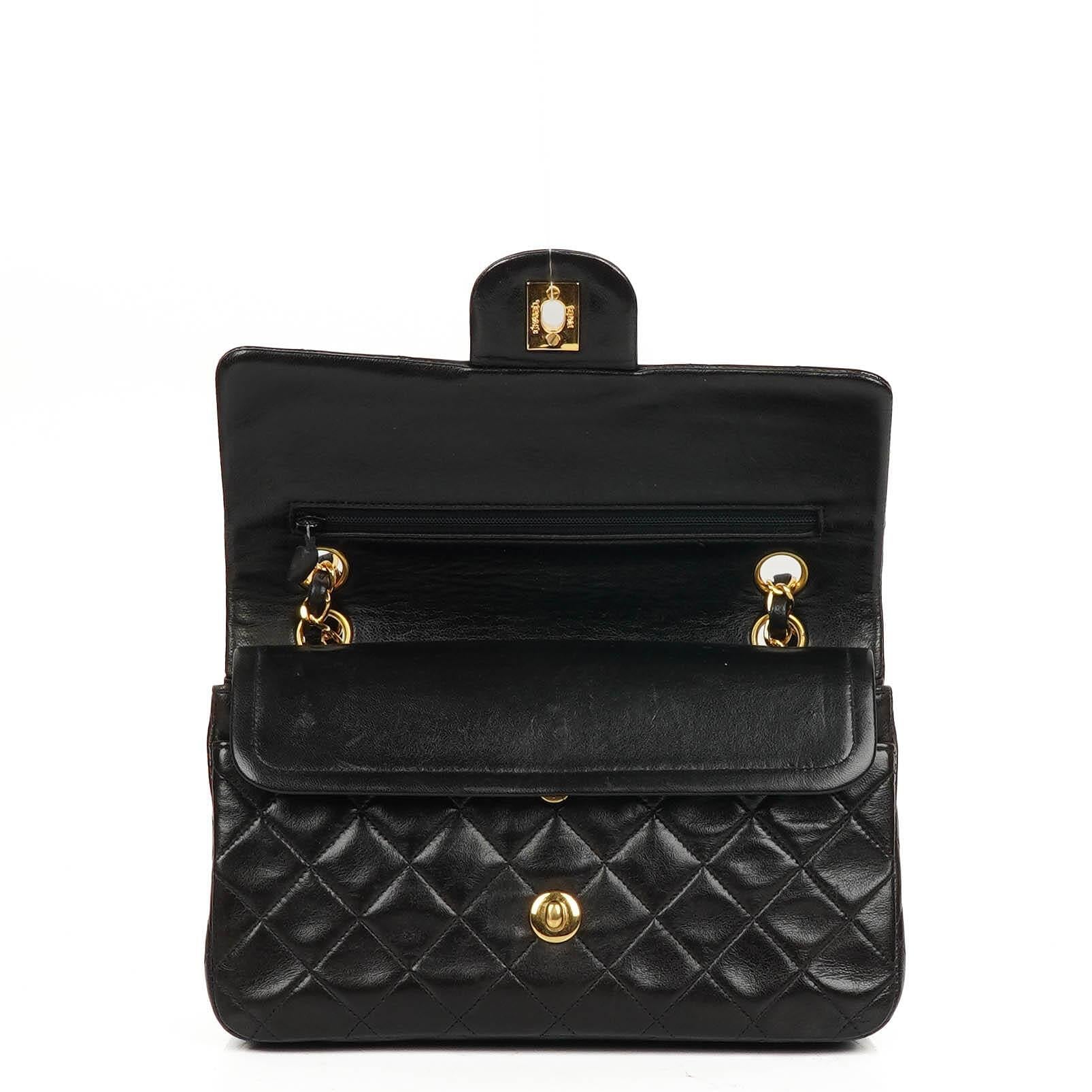 Chanel Small Classic Vintage Double Flap Bag aus schwarzem gestepptem Lammleder mit 24K goldplattierter Hardware