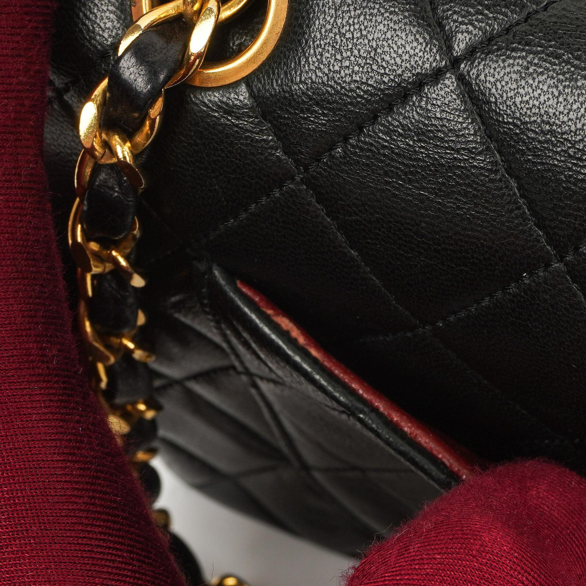 Chanel Kleine Klassische Vintage Schwarzes Gequiltetes Lammleder Doppelklappen Tasche Mit 24K Vergoldeter Hardware