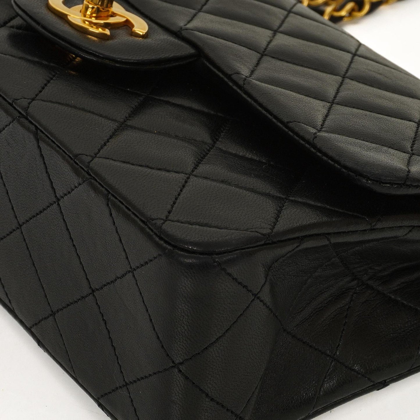 Chanel Kleine Klassische Vintage Schwarzes Gequiltetes Lammleder Doppelklappen Tasche Mit 24K Vergoldeter Hardware