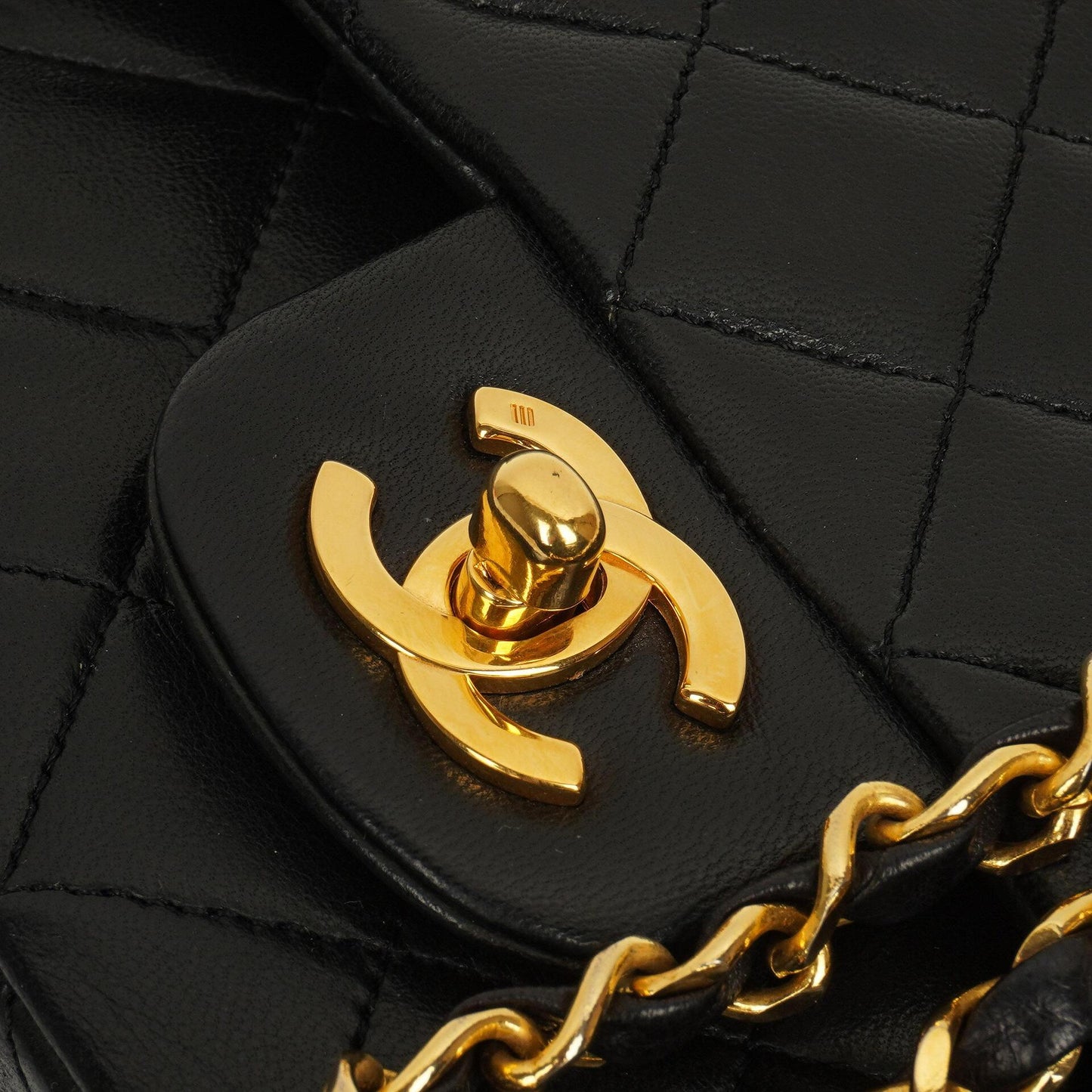 Chanel Kleine Klassische Vintage Schwarzes Gequiltetes Lammleder Doppelklappen Tasche Mit 24K Vergoldeter Hardware