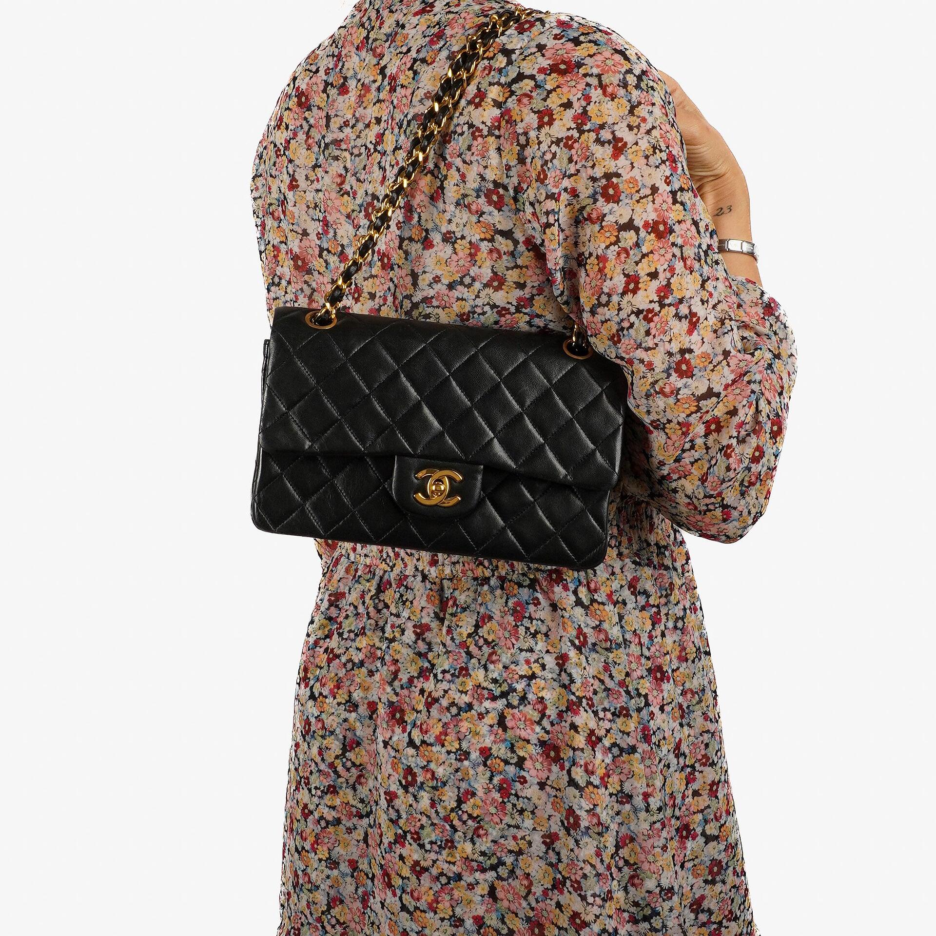 Chanel Kleine Klassische Vintage Schwarzes Gequiltetes Lammleder Doppelklappen Tasche Mit 24K Vergoldeter Hardware