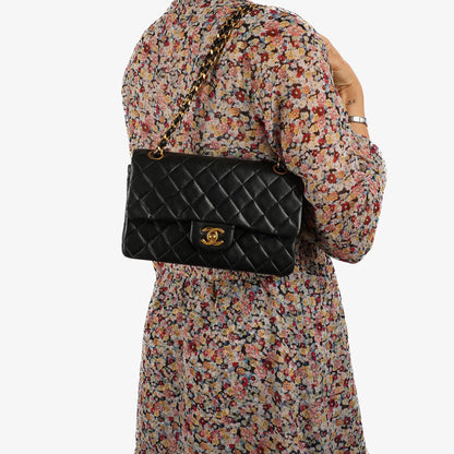 Chanel Kleine Klassische Vintage Schwarzes Gequiltetes Lammleder Doppelklappen Tasche Mit 24K Vergoldeter Hardware