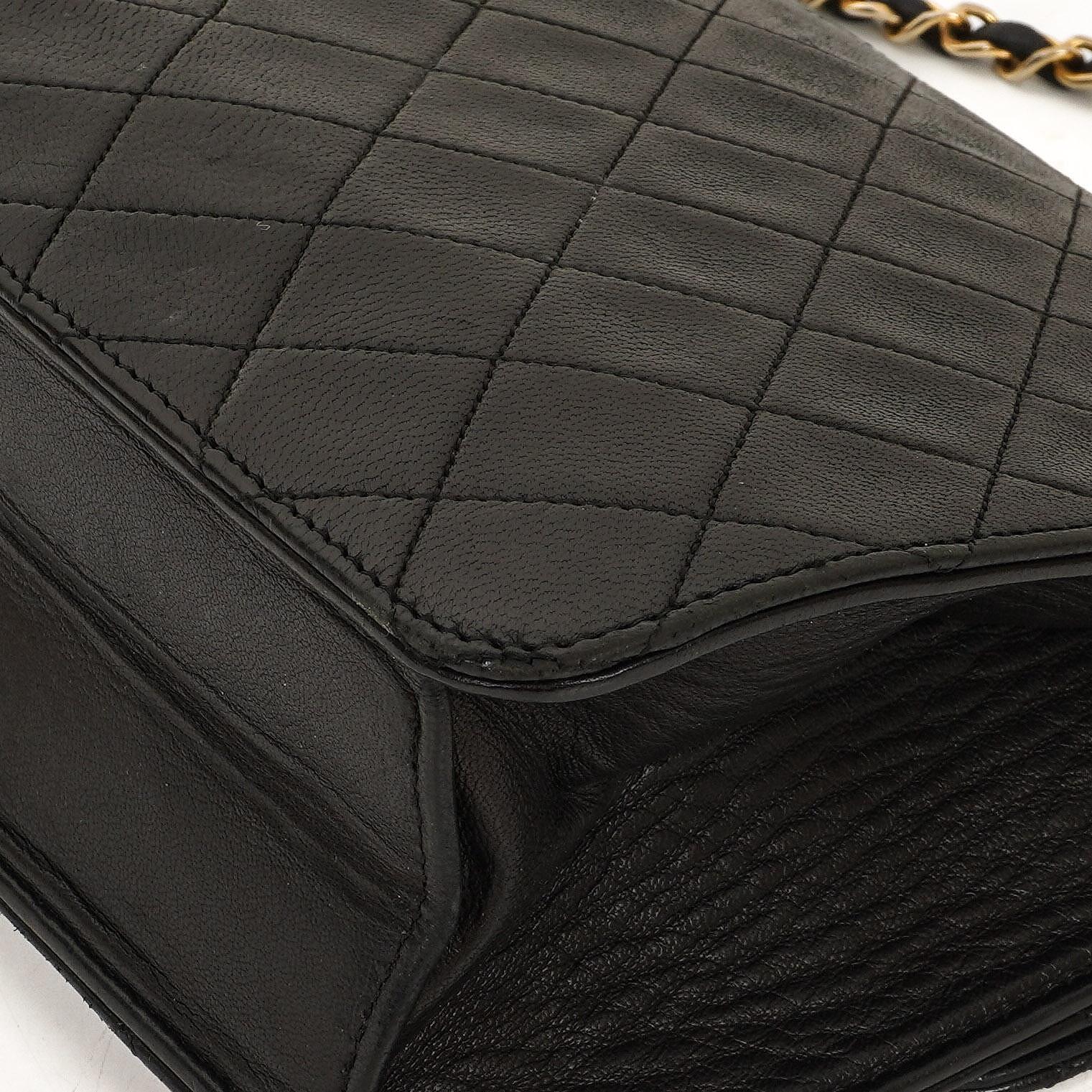 Chanel Small Classic Vintage Single Flap Bag aus schwarzem gestepptem Lammleder mit goldfarbener Hardware