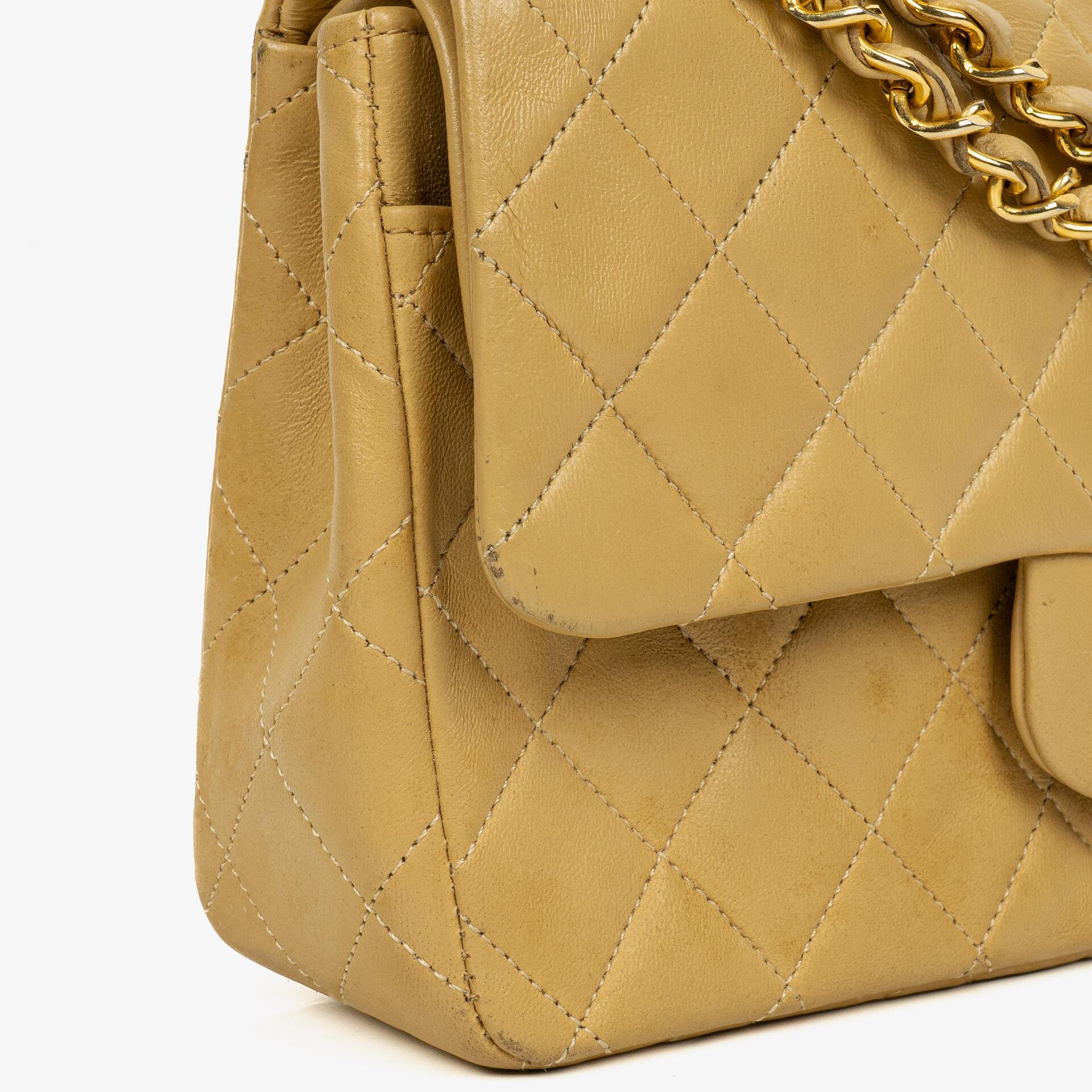 Chanel Kleine Klassische Vintage Double Flap Tasche aus beigem gestepptem Lammleder mit 24K vergoldeter Hardware