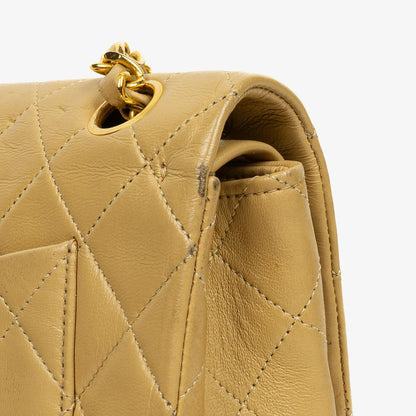 Chanel Kleine Klassische Vintage Double Flap Tasche aus beigem gestepptem Lammleder mit 24K vergoldeter Hardware