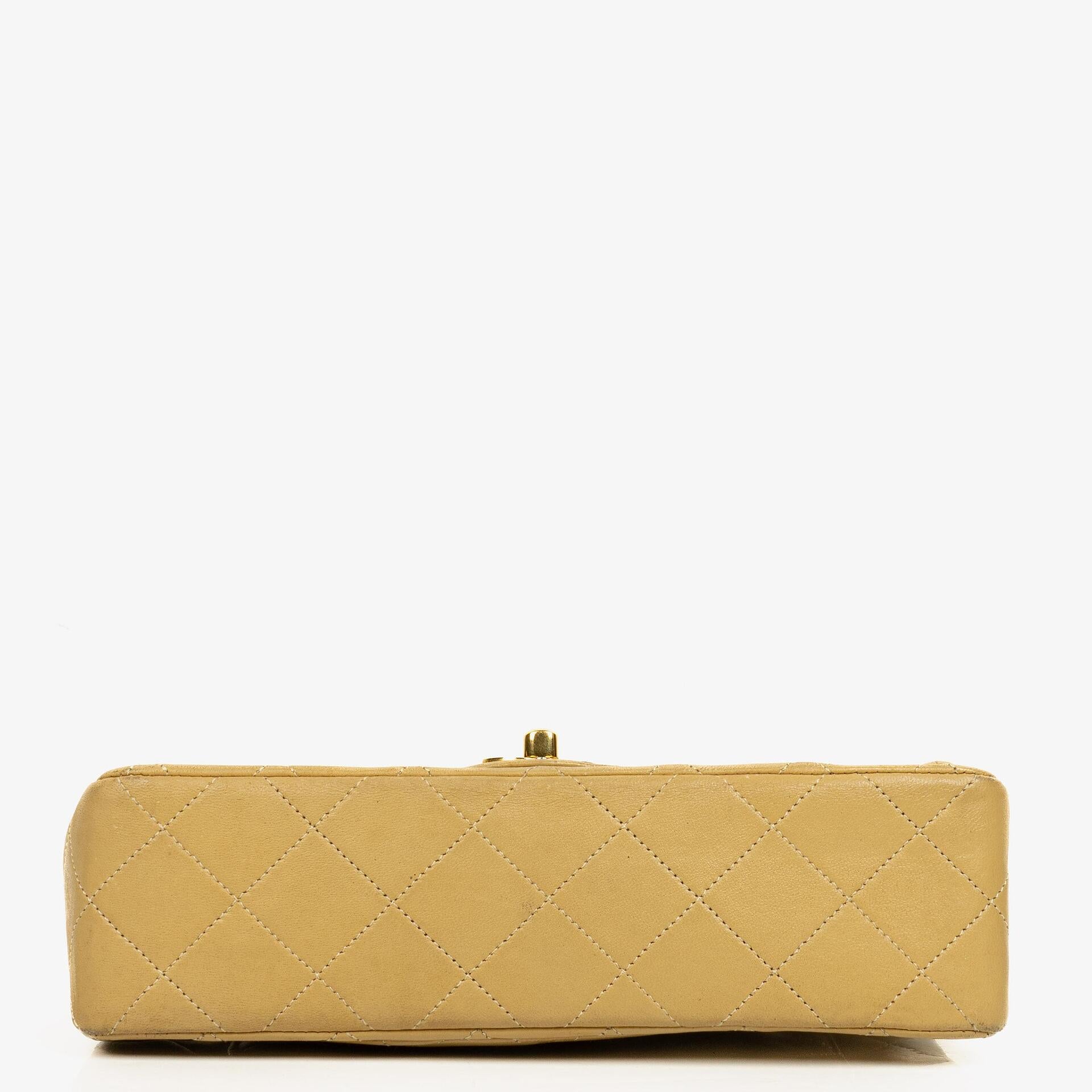 Chanel Kleine Klassische Vintage Double Flap Tasche aus beigem gestepptem Lammleder mit 24K vergoldeter Hardware