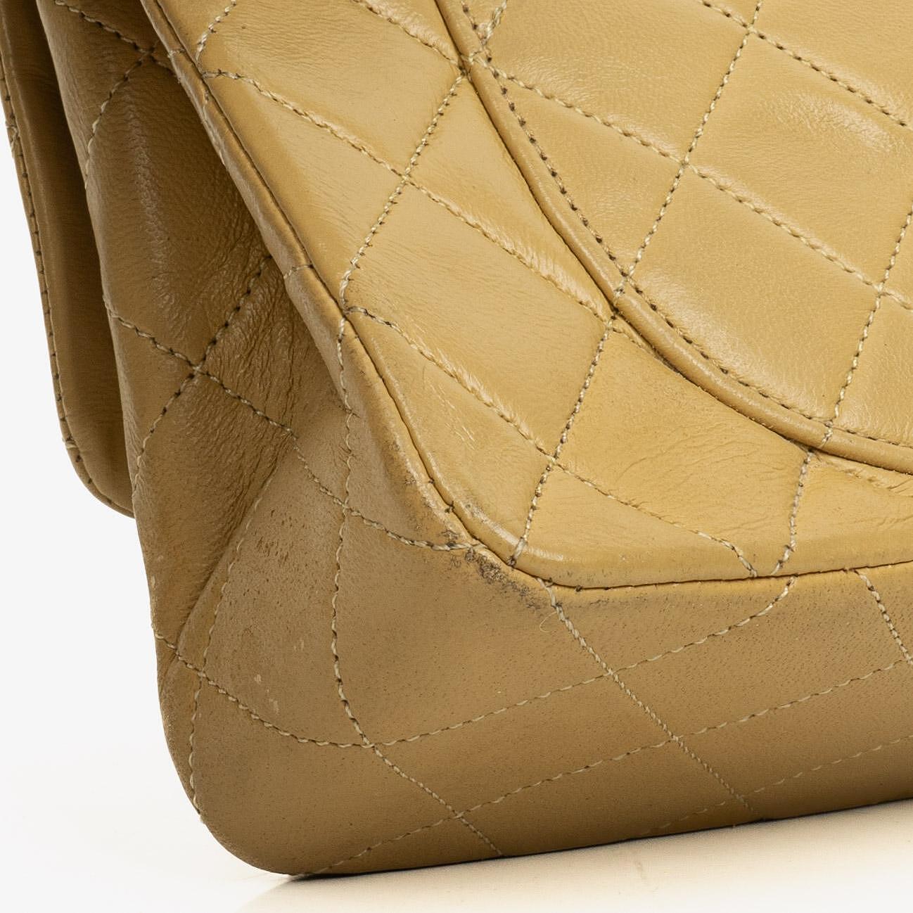 Chanel Kleine Klassische Vintage Double Flap Tasche aus beigem gestepptem Lammleder mit 24K vergoldeter Hardware