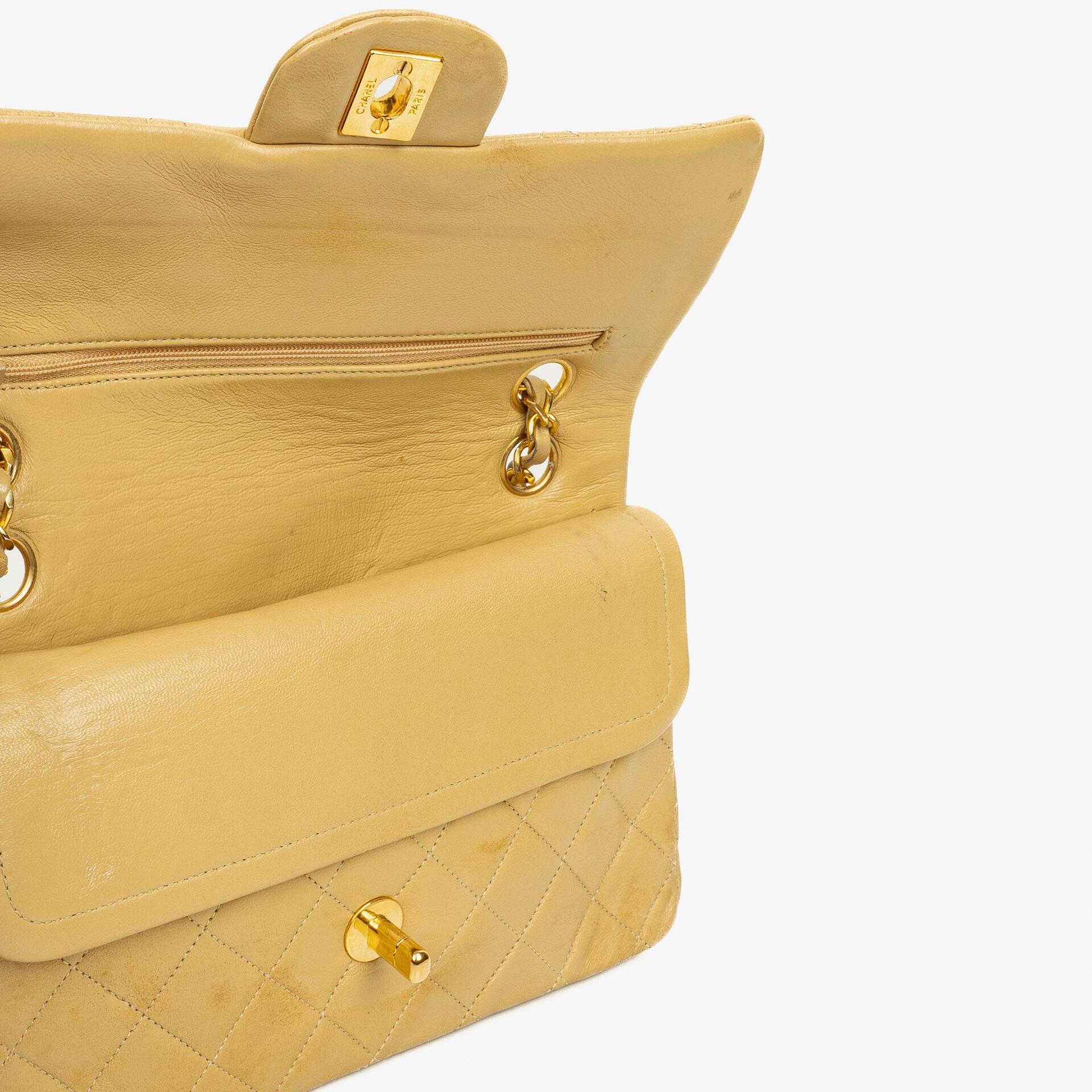 Chanel Kleine Klassische Vintage Double Flap Tasche aus beigem gestepptem Lammleder mit 24K vergoldeter Hardware