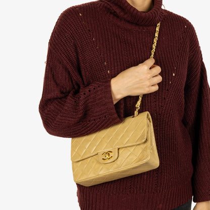 Chanel Kleine Klassische Vintage Double Flap Tasche aus beigem gestepptem Lammleder mit 24K vergoldeter Hardware