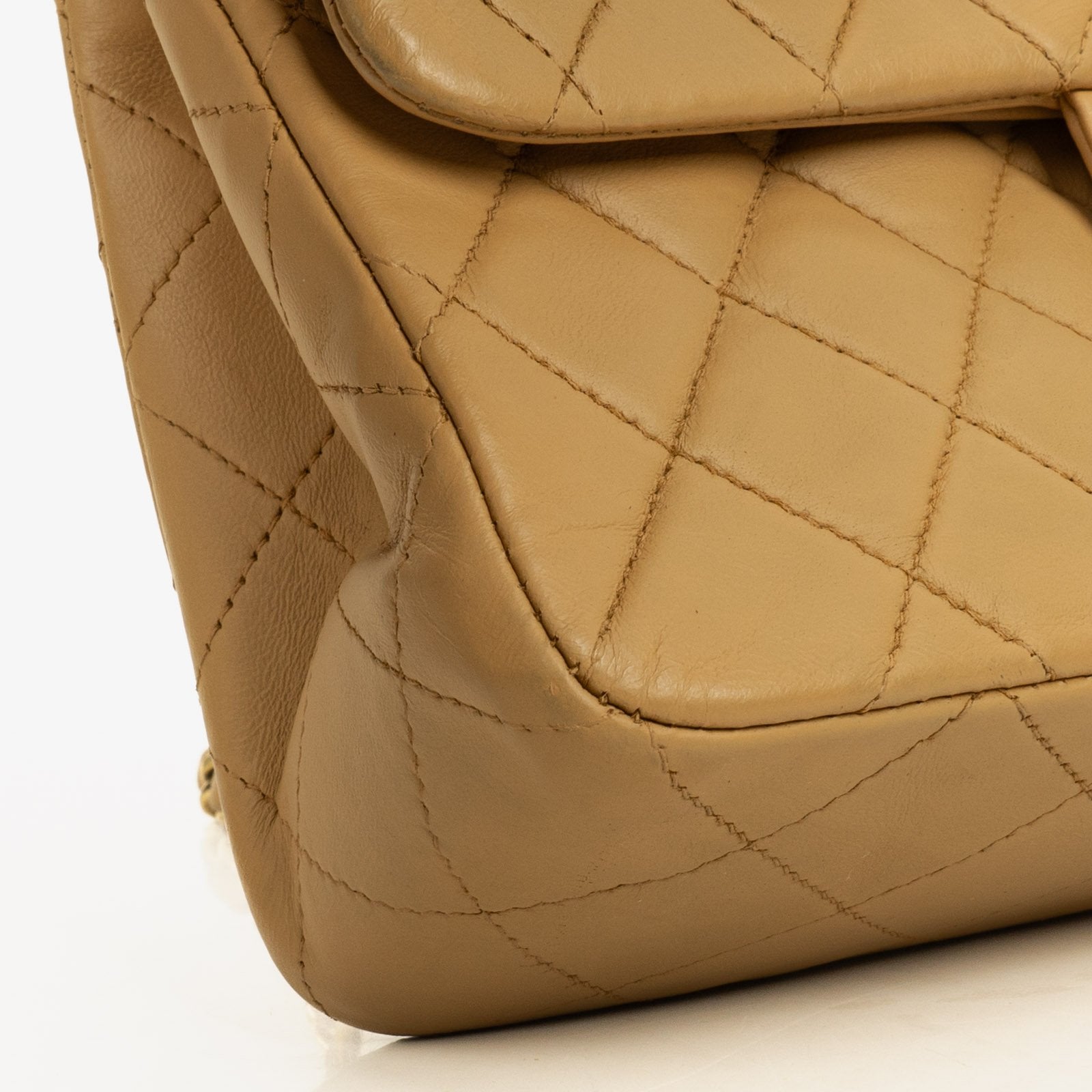Chanel Kleine Classic Vintage Double Flap Tasche aus gestepptem Lammleder in Beige mit 24K vergoldeten Beschlägen