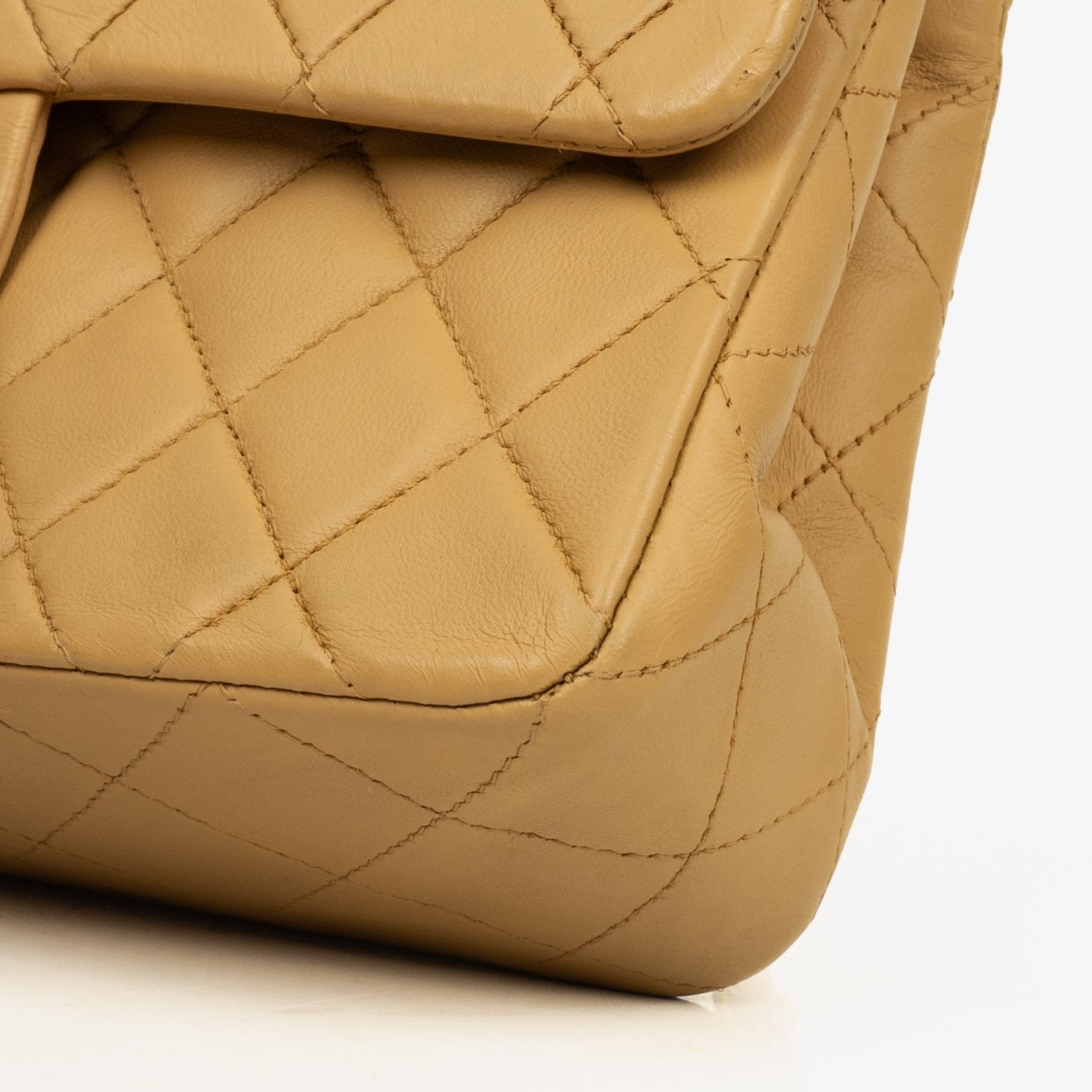Chanel Kleine Classic Vintage Double Flap Tasche aus gestepptem Lammleder in Beige mit 24K vergoldeten Beschlägen