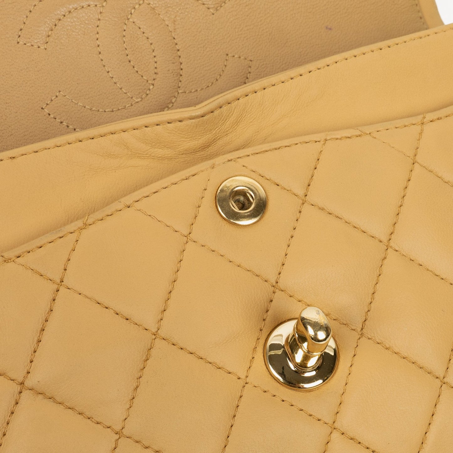 Chanel Kleine Classic Vintage Double Flap Tasche aus gestepptem Lammleder in Beige mit 24K vergoldeten Beschlägen