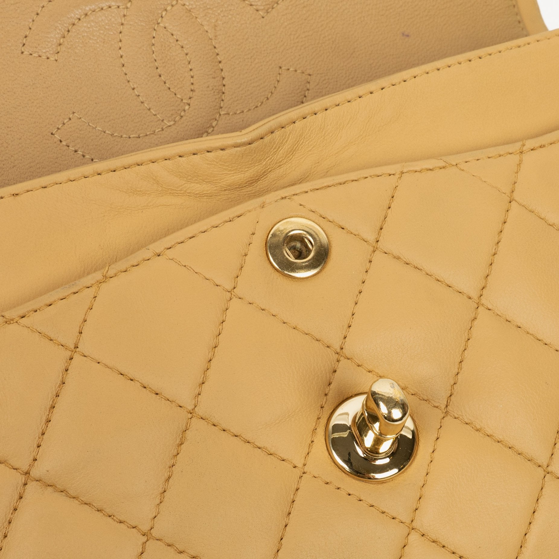 Chanel Kleine Classic Vintage Double Flap Tasche aus gestepptem Lammleder in Beige mit 24K vergoldeten Beschlägen