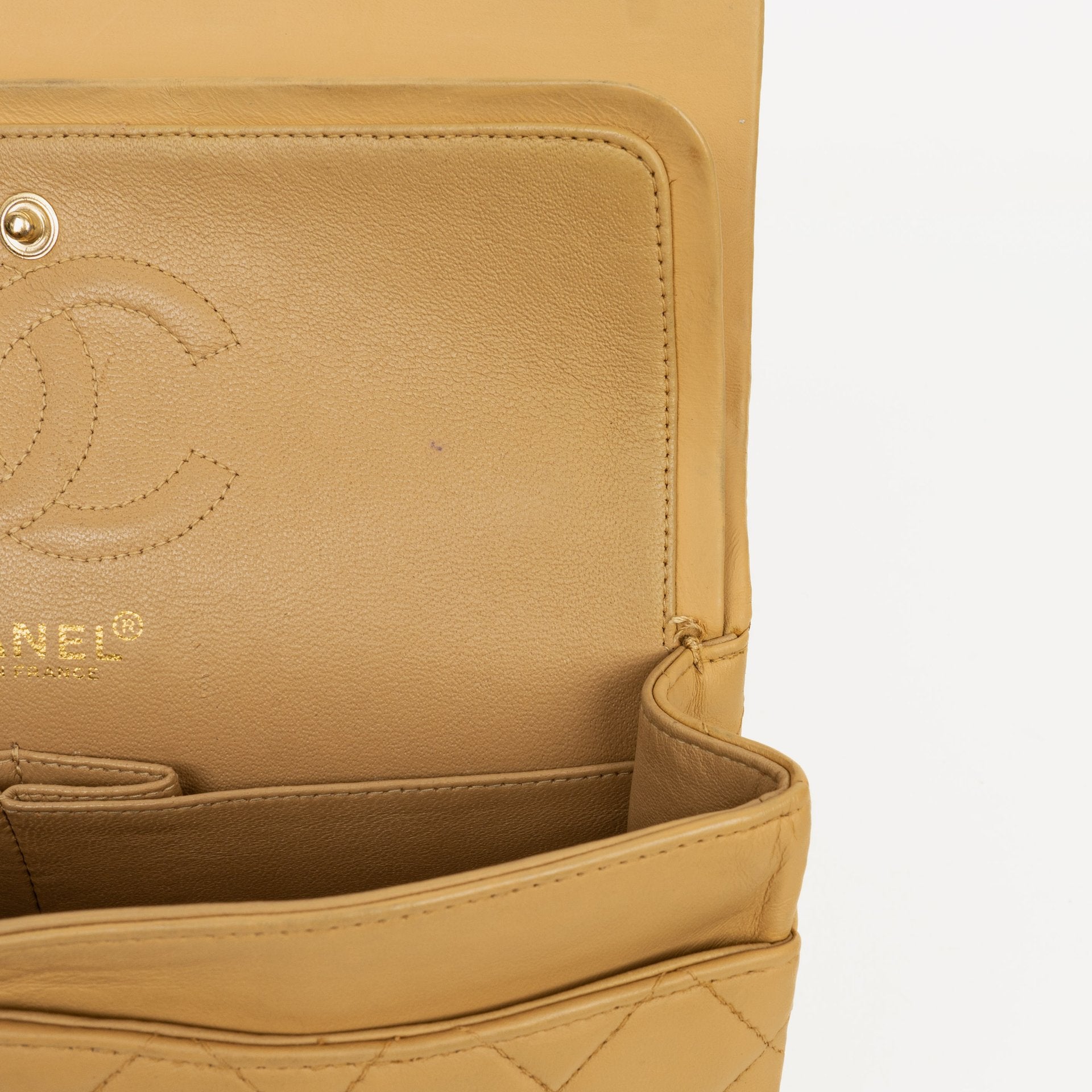 Chanel Kleine Classic Vintage Double Flap Tasche aus gestepptem Lammleder in Beige mit 24K vergoldeten Beschlägen