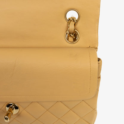 Chanel Kleine Classic Vintage Double Flap Tasche aus gestepptem Lammleder in Beige mit 24K vergoldeten Beschlägen